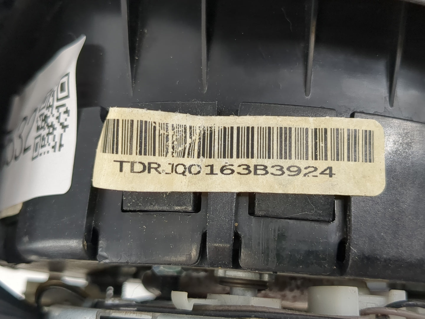 2013-2016 Chrysler Town & Country Air Bag Driver Left Steering Wheel Mounted Fits Fits 2013 2014 2015 2016 OEM Used Auto Parts - Oemusedautoparts1.com