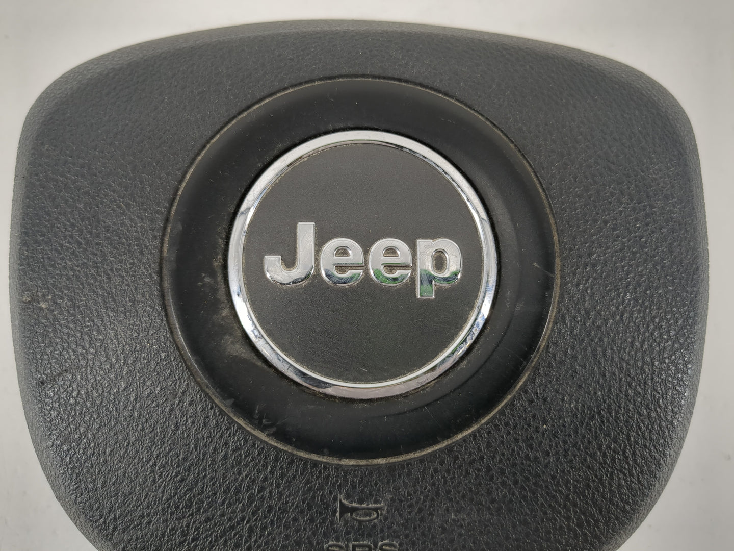 2014-2018 Jeep Cherokee Air Bag Driver Left Steering Wheel Mounted P/N:NB45F350029 Fits Fits 2014 2015 2016 2017 2018 OEM Used Auto Parts - Oemusedautoparts1.com