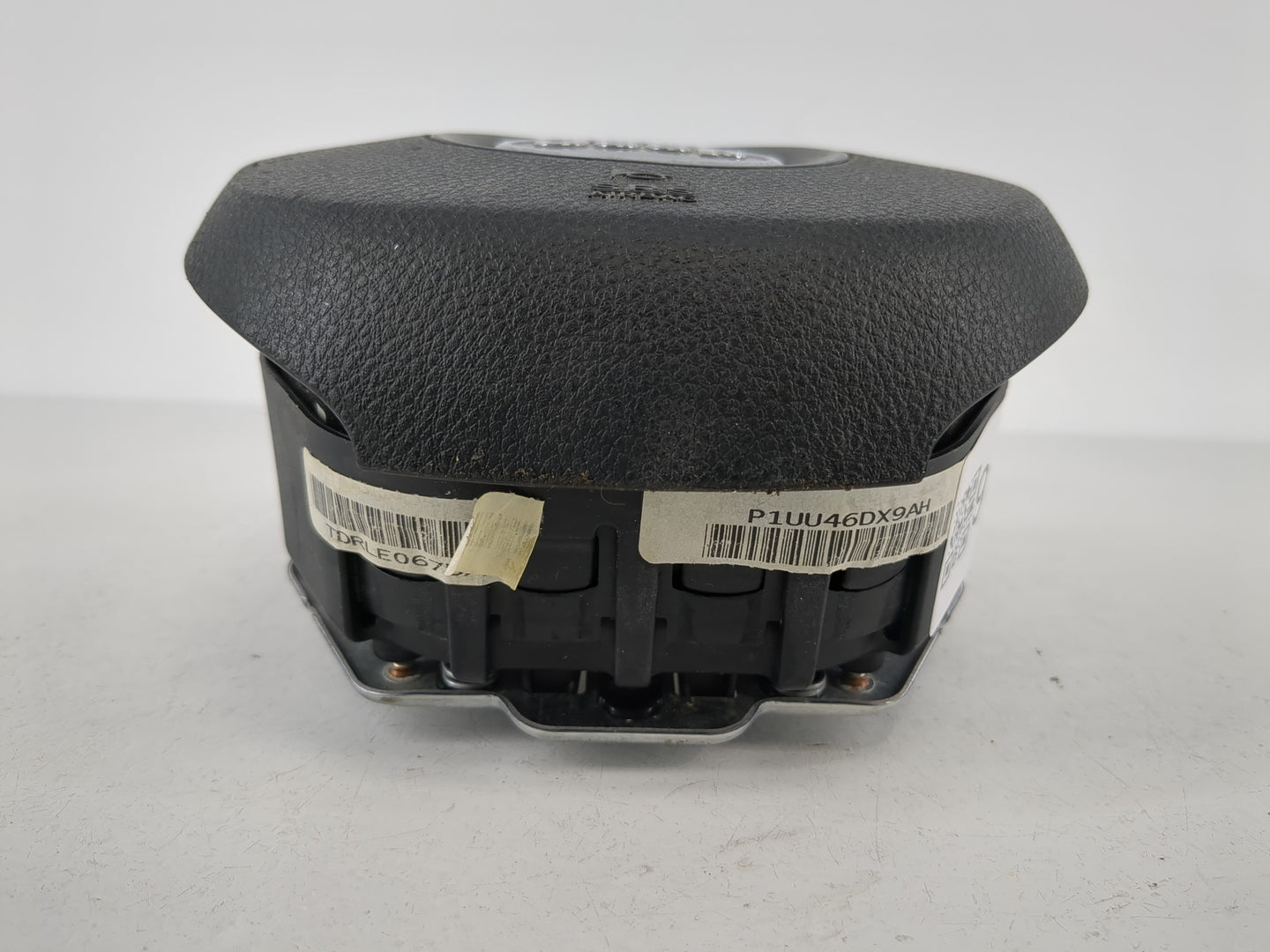 2014-2018 Jeep Cherokee Air Bag Driver Left Steering Wheel Mounted P/N:NB45F350029 Fits Fits 2014 2015 2016 2017 2018 OEM Used Auto Parts - Oemusedautoparts1.com