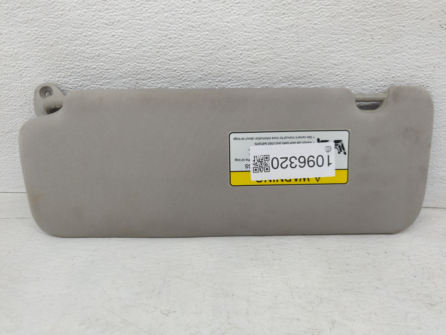2016-2020 Kia Sorento Sun Visor Shade Replacement Passenger Right Mirror Fits Fits 2016 2017 2018 2019 2020 OEM Used Auto Parts - Oemusedautoparts1.com
