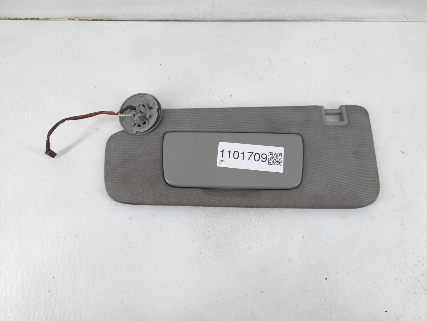 2020-2022 Chevrolet Equinox Sun Visor Shade Replacement Passenger Right Mirror Fits Fits 2020 2021 2022 OEM Used Auto Parts