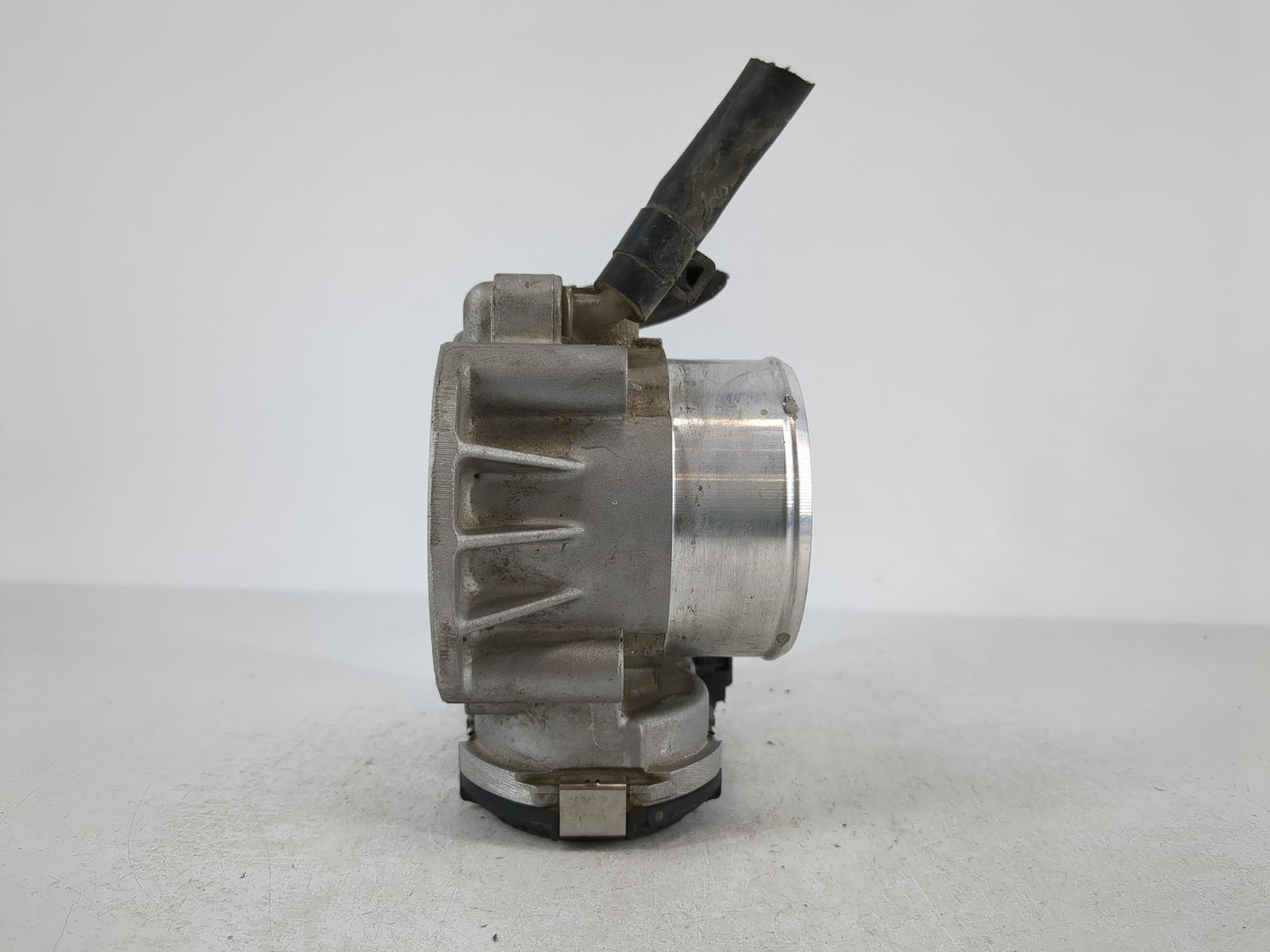 2011-2015 Kia Optima Throttle Body P/N:35100-2G700 Fits Fits 2011 2012 2013 2014 2015 2016 OEM Used Auto Parts - Oemusedautoparts1.com
