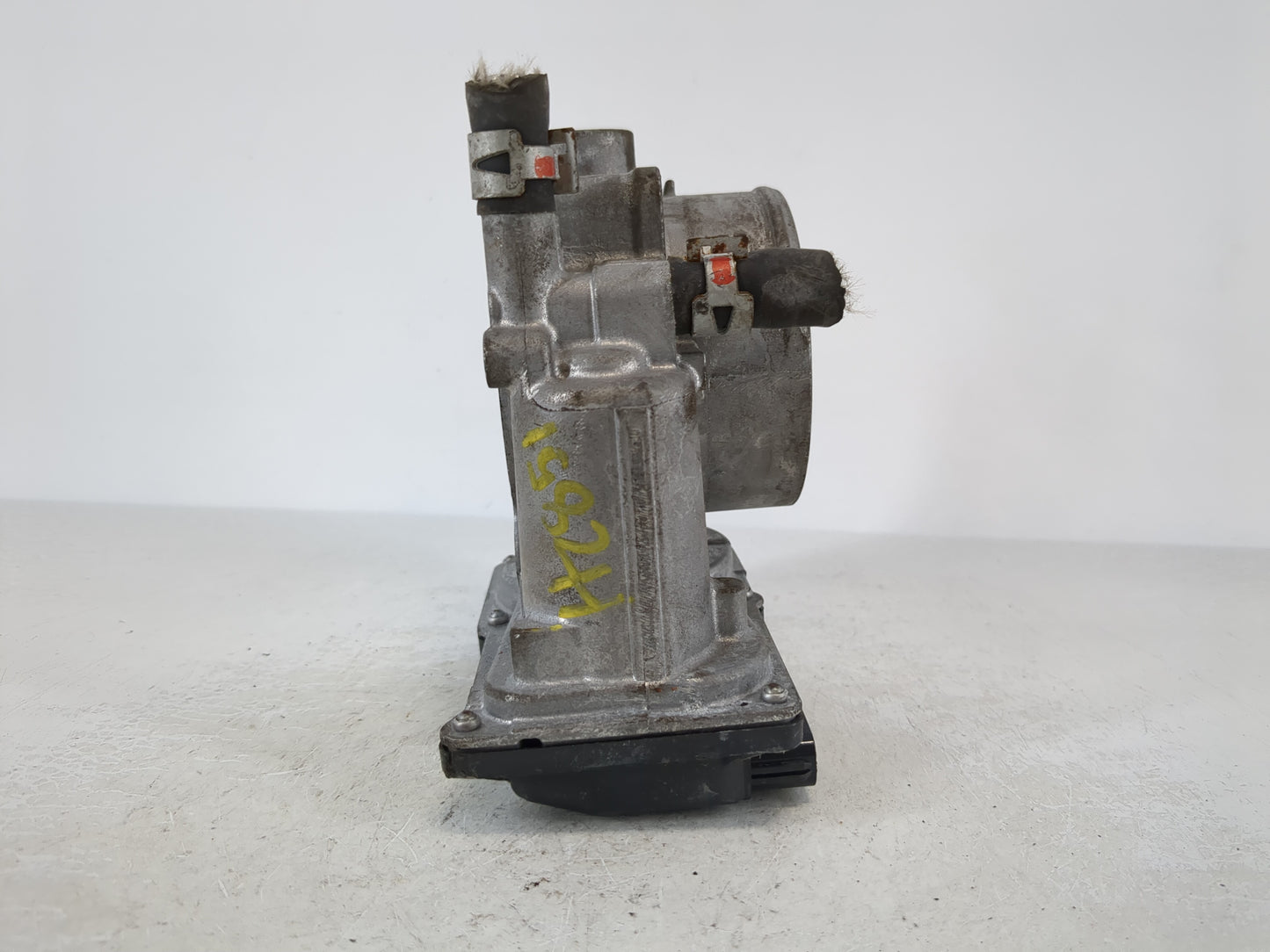 2017-2020 Toyota Sienna Throttle Body P/N:22030-0P060 Fits Fits 2016 2017 2018 2019 2020 2021 2022 OEM Used Auto Parts - Oemusedautoparts1.com