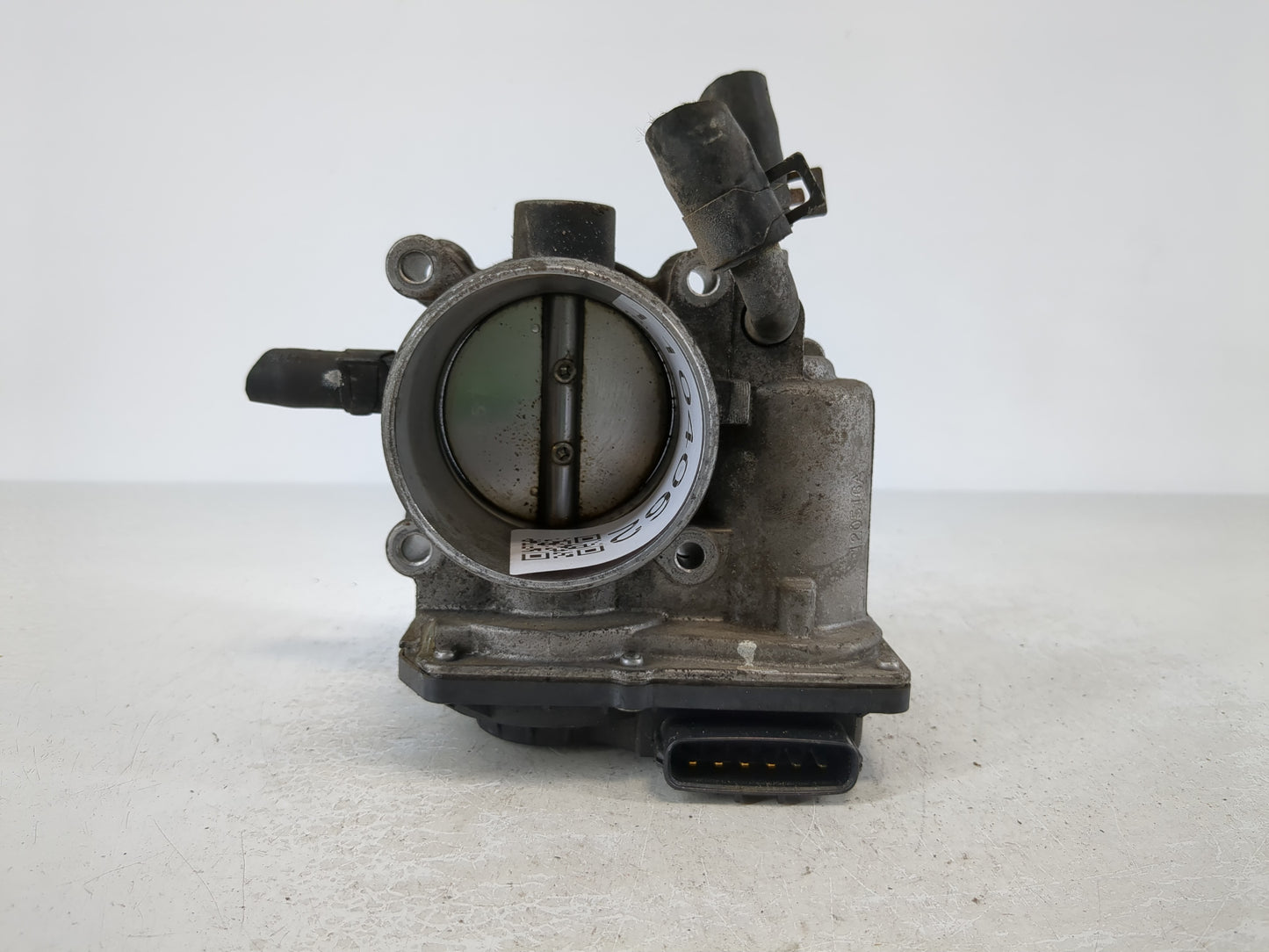 2013-2014 Hyundai Veloster Throttle Body P/N:35100-2B320 Fits Fits 2013 2014 2015 2016 OEM Used Auto Parts - Oemusedautoparts1.com