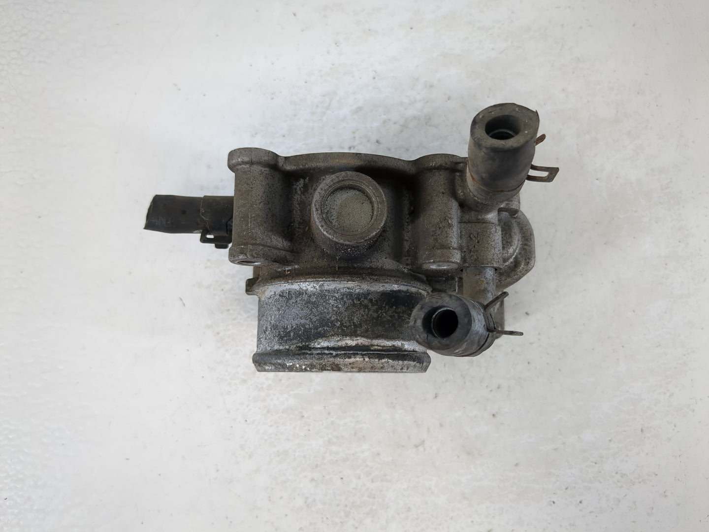 2013-2014 Hyundai Veloster Throttle Body P/N:35100-2B320 Fits Fits 2013 2014 2015 2016 OEM Used Auto Parts - Oemusedautoparts1.com