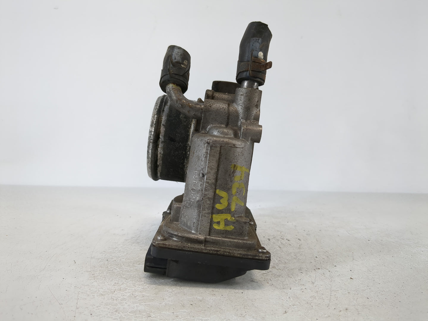 2013-2014 Hyundai Veloster Throttle Body P/N:35100-2B320 Fits Fits 2013 2014 2015 2016 OEM Used Auto Parts - Oemusedautoparts1.com
