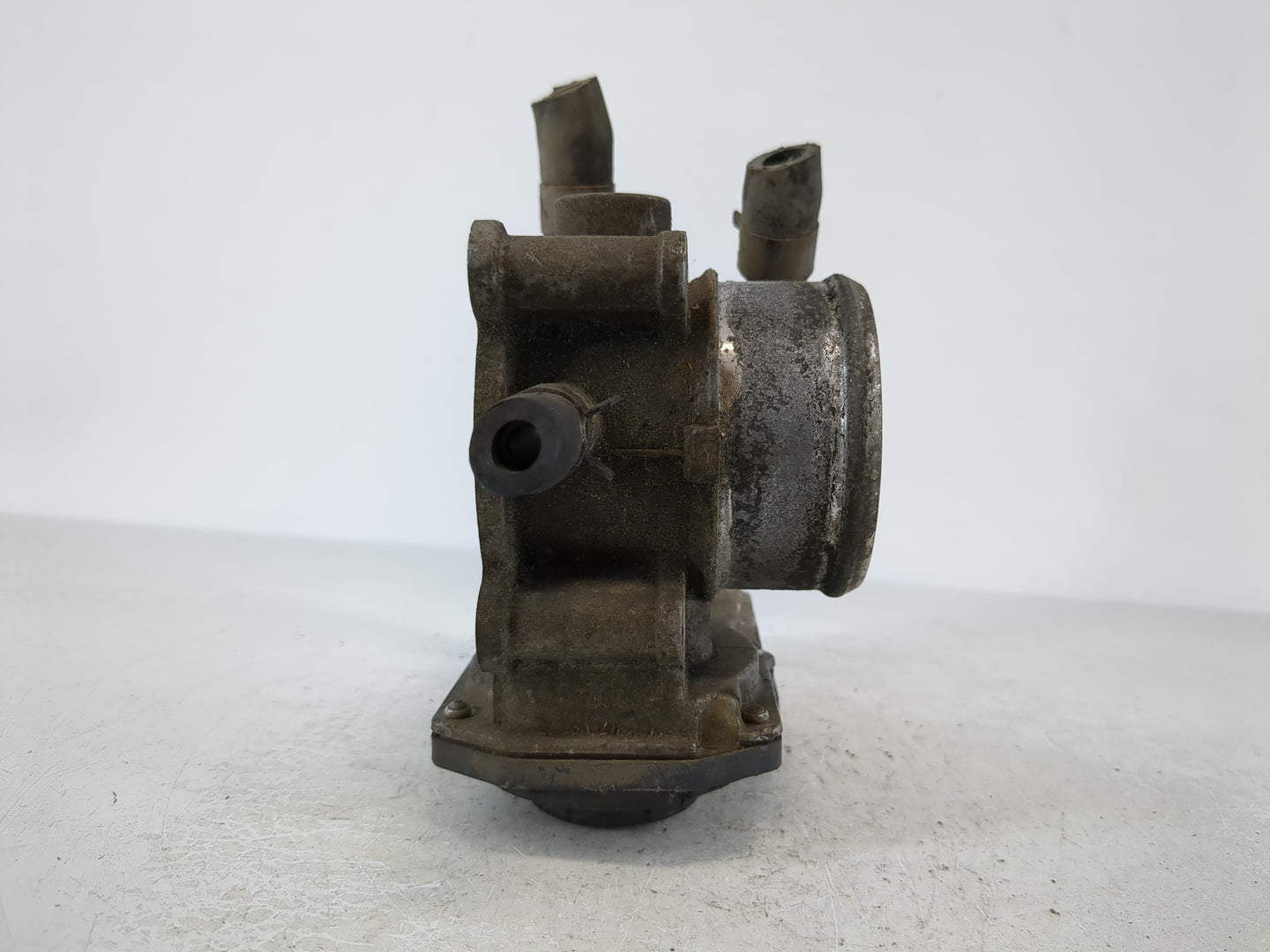 2013-2014 Hyundai Veloster Throttle Body P/N:35100-2B320 Fits Fits 2013 2014 2015 2016 OEM Used Auto Parts - Oemusedautoparts1.com