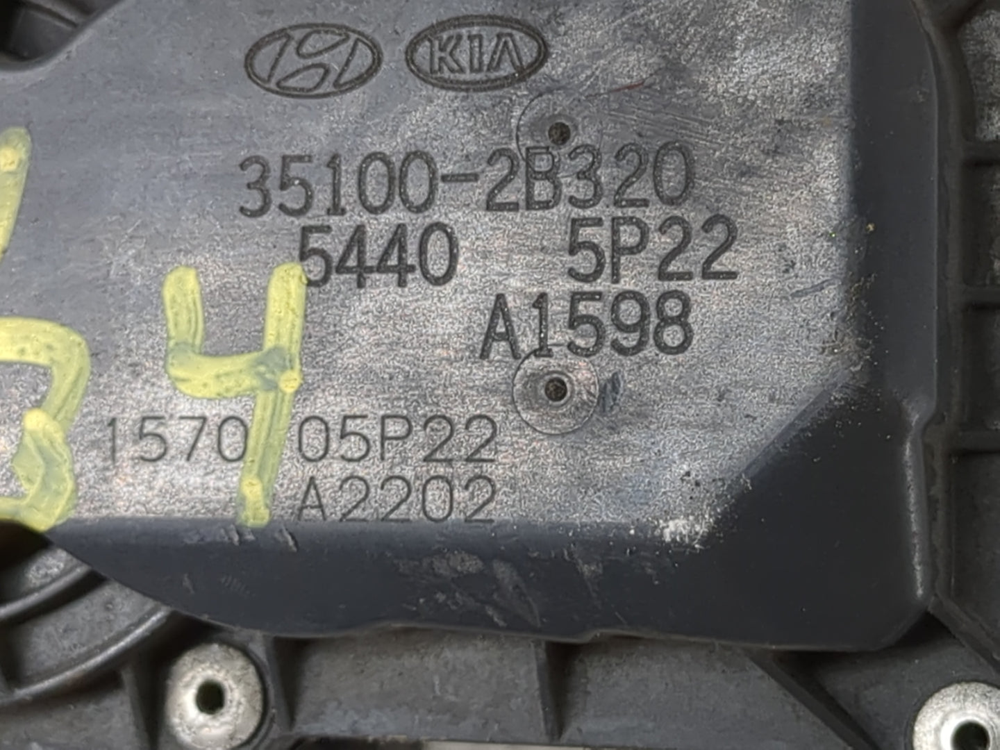 2013-2014 Hyundai Veloster Throttle Body P/N:35100-2B320 Fits Fits 2013 2014 2015 2016 OEM Used Auto Parts - Oemusedautoparts1.com