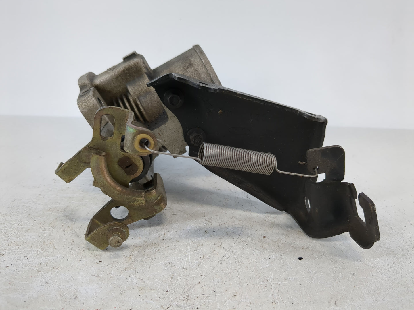 2000-2003 Ford Taurus Throttle Body P/N:F5RF 9B989 Fits Fits 2000 2001 2002 2003 OEM Used Auto Parts - Oemusedautoparts1.com