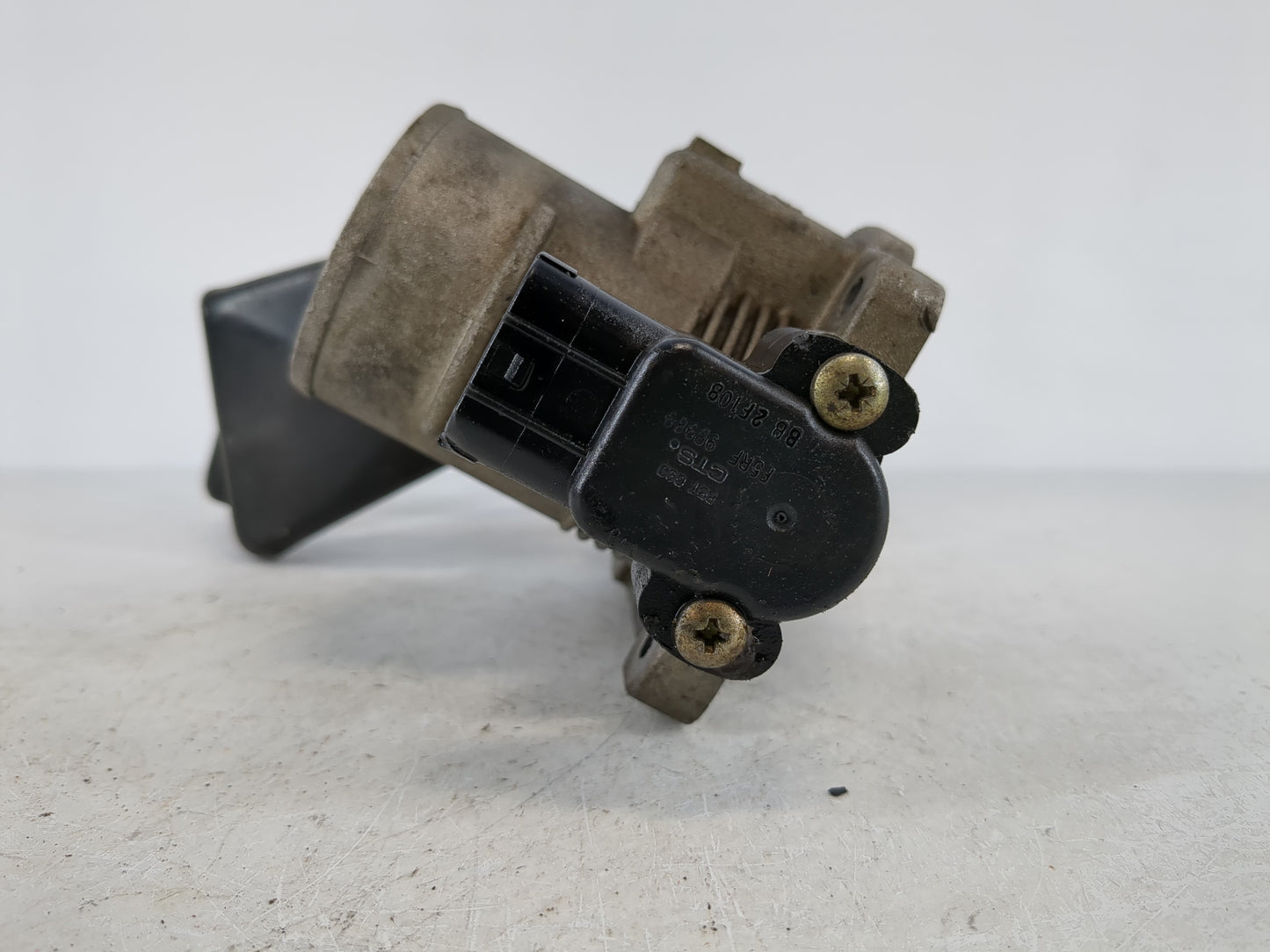 2000-2003 Ford Taurus Throttle Body P/N:F5RF 9B989 Fits Fits 2000 2001 2002 2003 OEM Used Auto Parts - Oemusedautoparts1.com