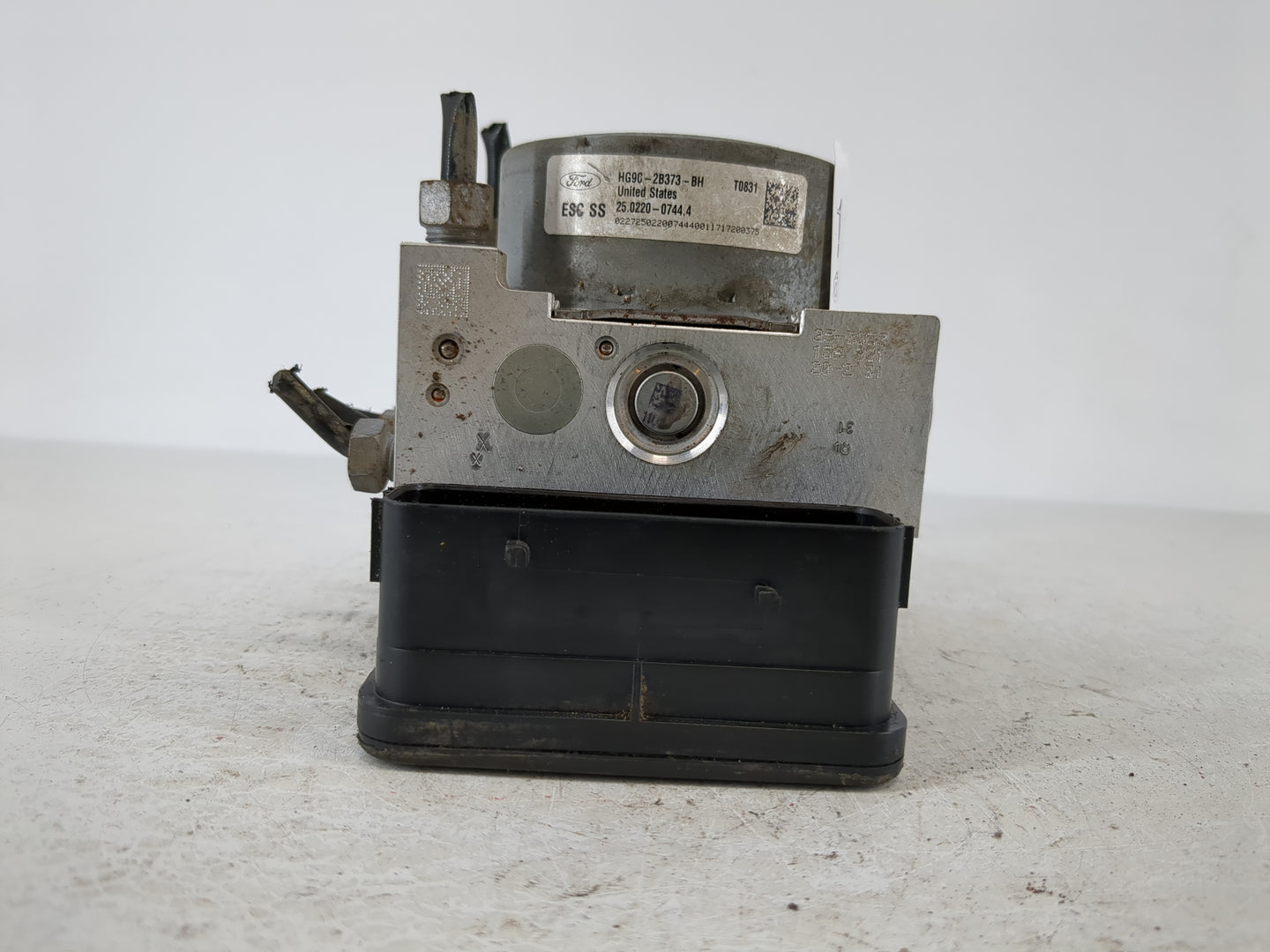 2017-2018 Ford Fusion ABS Pump Control Module Replacement P/N:HG9C-2B373-BG HG9C-2B373-BH Fits Fits 2017 2018 OEM Used Auto Parts - Oemusedautoparts1.com