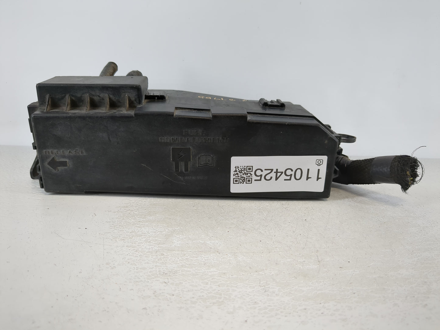 2008-2011 Mazda Tribute Fusebox Fuse Box Panel Relay Module P/N:8L8T-14A003-AE Fits Fits 2008 2009 2010 2011 OEM Used Auto Parts