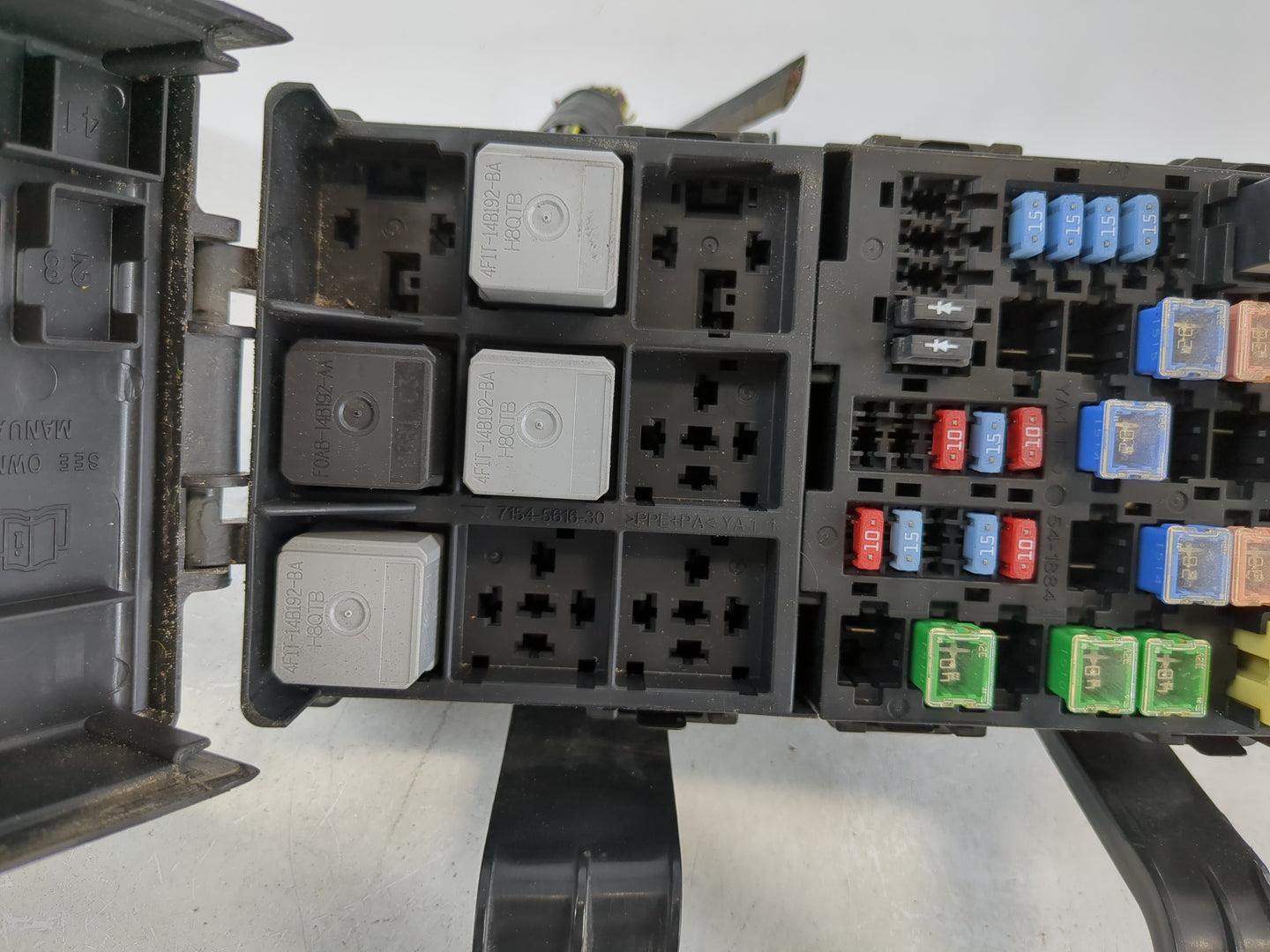 2006-2009 Ford Fusion Fusebox Fuse Box Panel Relay Module P/N:8E5T-14290-S Fits Fits 2006 2007 2008 2009 OEM Used Auto Parts - Oemusedautoparts1.com