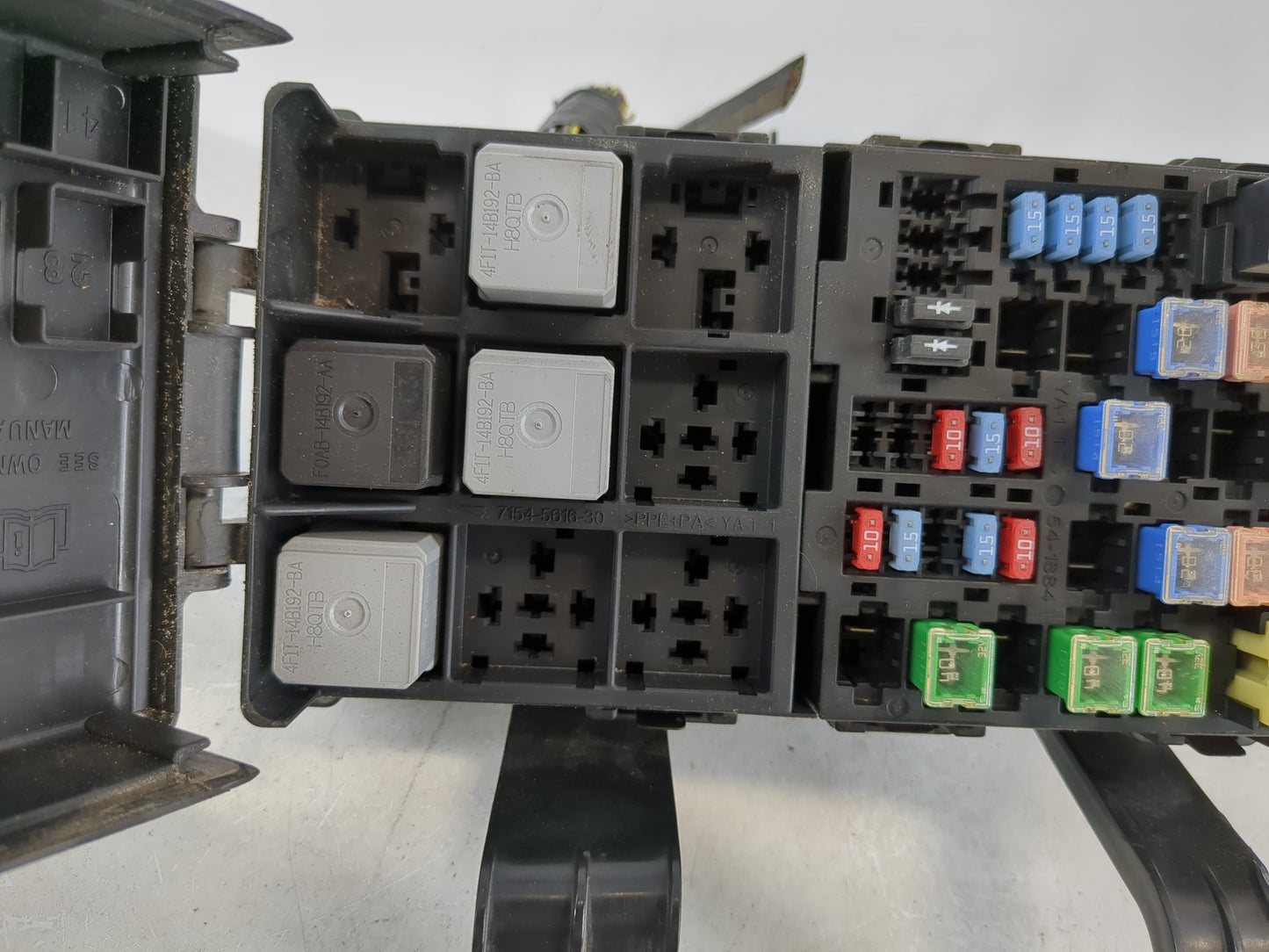 2006-2009 Ford Fusion Fusebox Fuse Box Panel Relay Module P/N:8E5T-14290-S Fits Fits 2006 2007 2008 2009 OEM Used Auto Parts - Oemusedautoparts1.com
