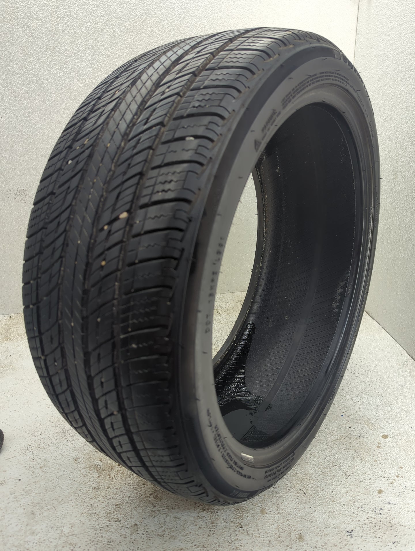 Used Tire 235/40R19 UNIROYAL TIGER PAW TOURING A/S 96V - Tread Depth 9.5/32 - Oemusedautoparts1.com