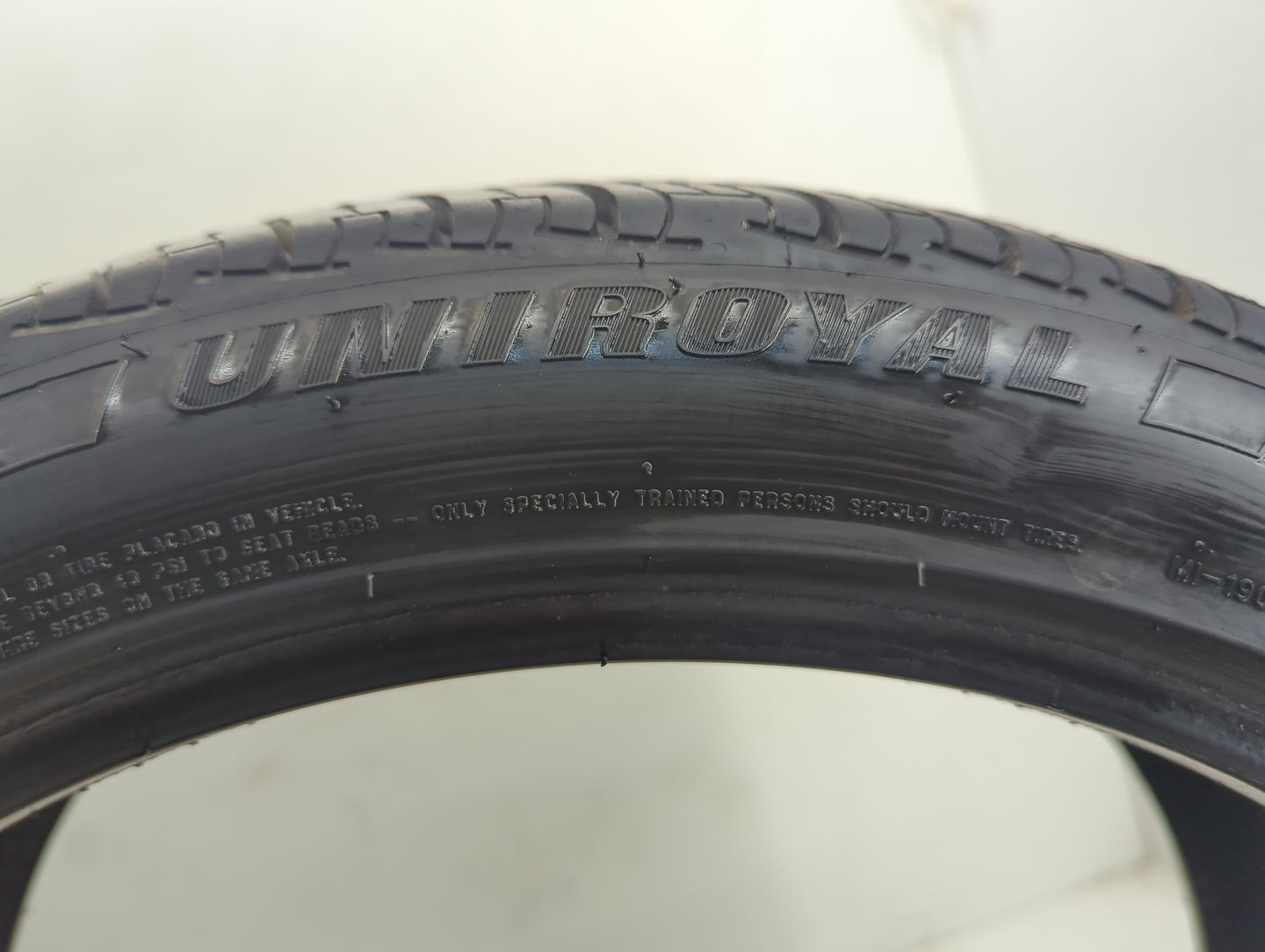 Used Tire 235/40R19 UNIROYAL TIGER PAW TOURING A/S 96V - Tread Depth 9.5/32 - Oemusedautoparts1.com