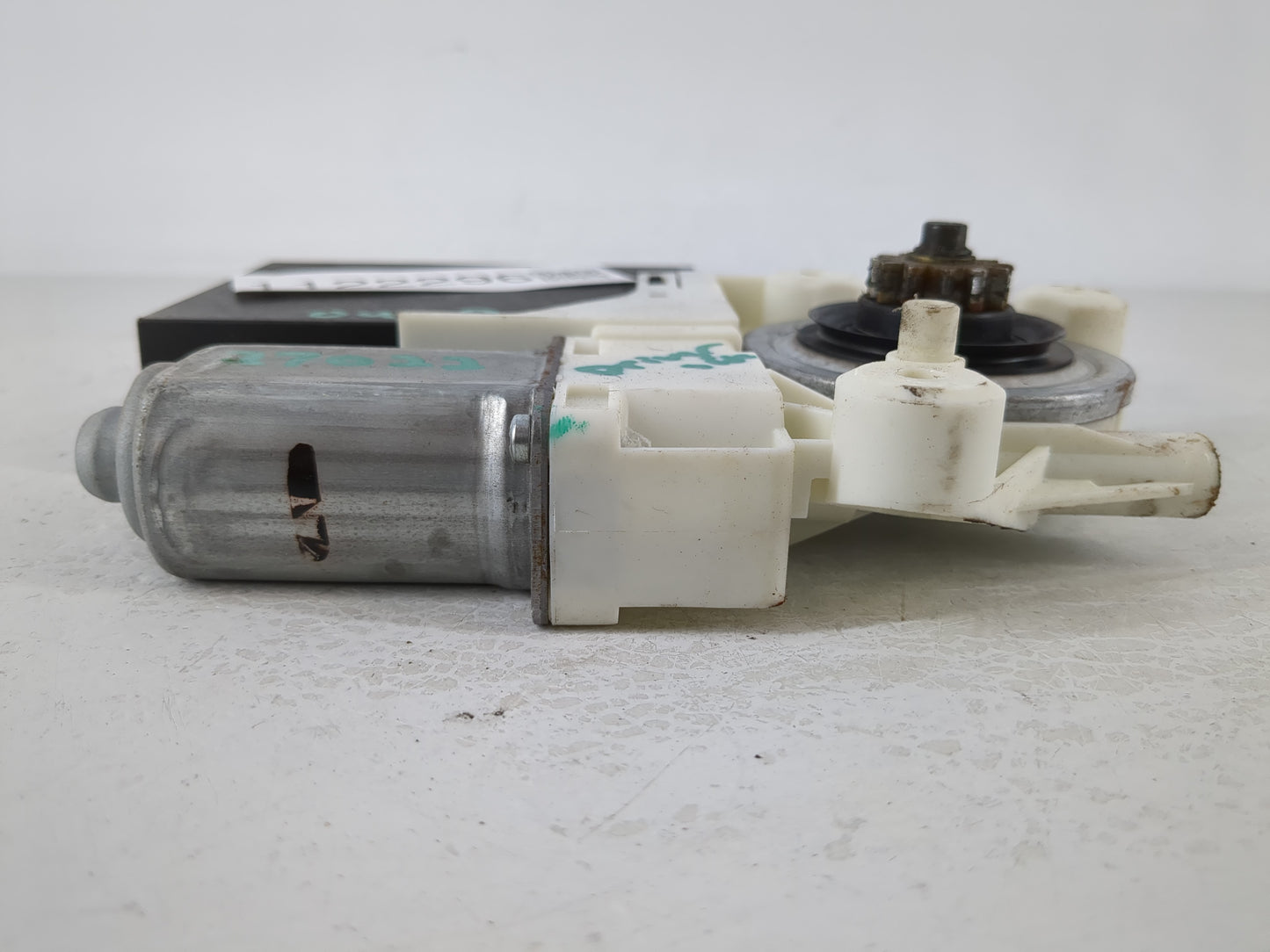 2005-2011 Volvo V50 Driver Left Front Window Regulator - Oemusedautoparts1.com