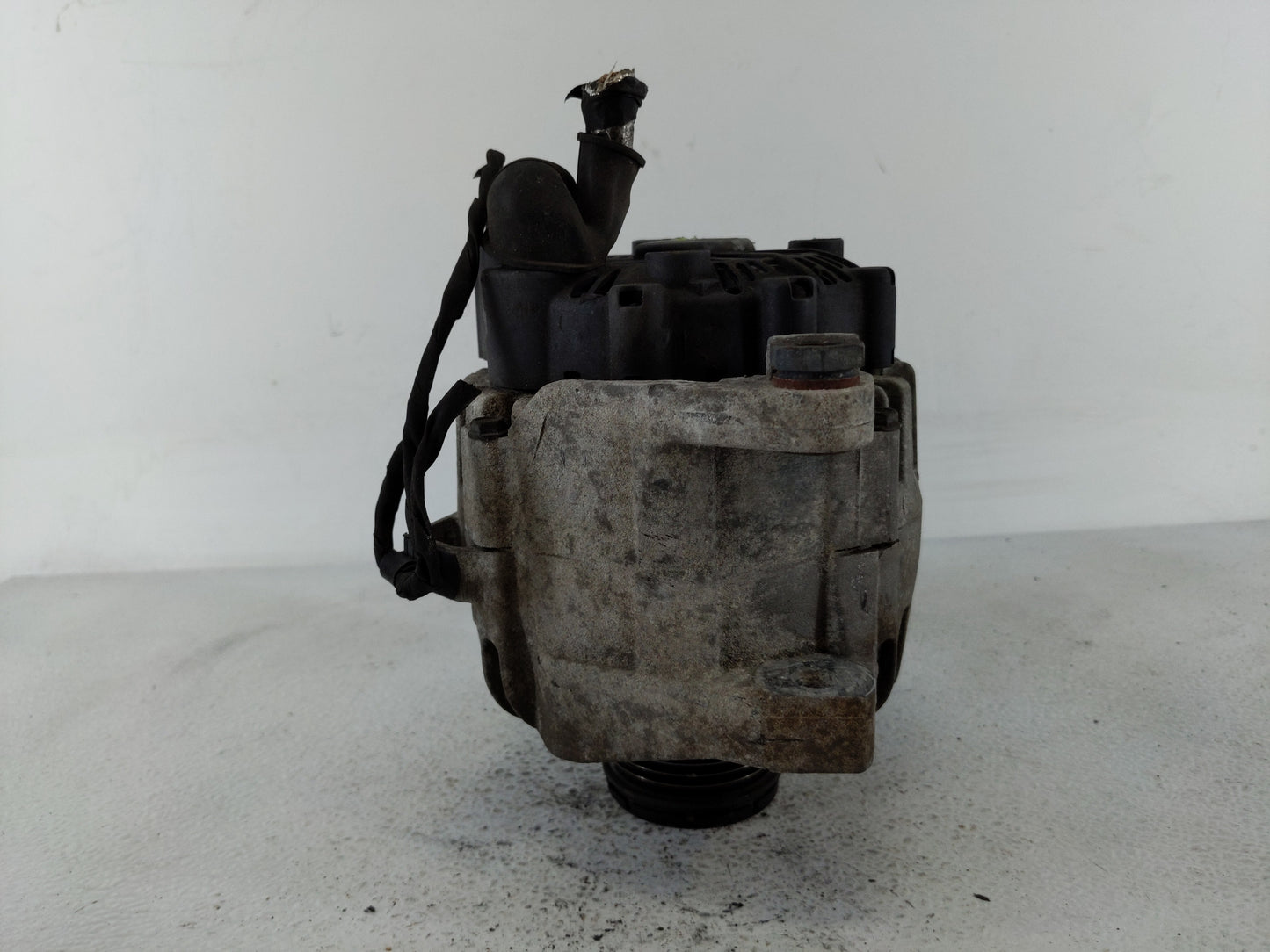 2011-2013 Kia Sorento Alternator Replacement Generator Charging Assembly Engine OEM P/N:37300-2G500 Fits Fits 2010 2011 2012 2013 OEM Used Auto Parts