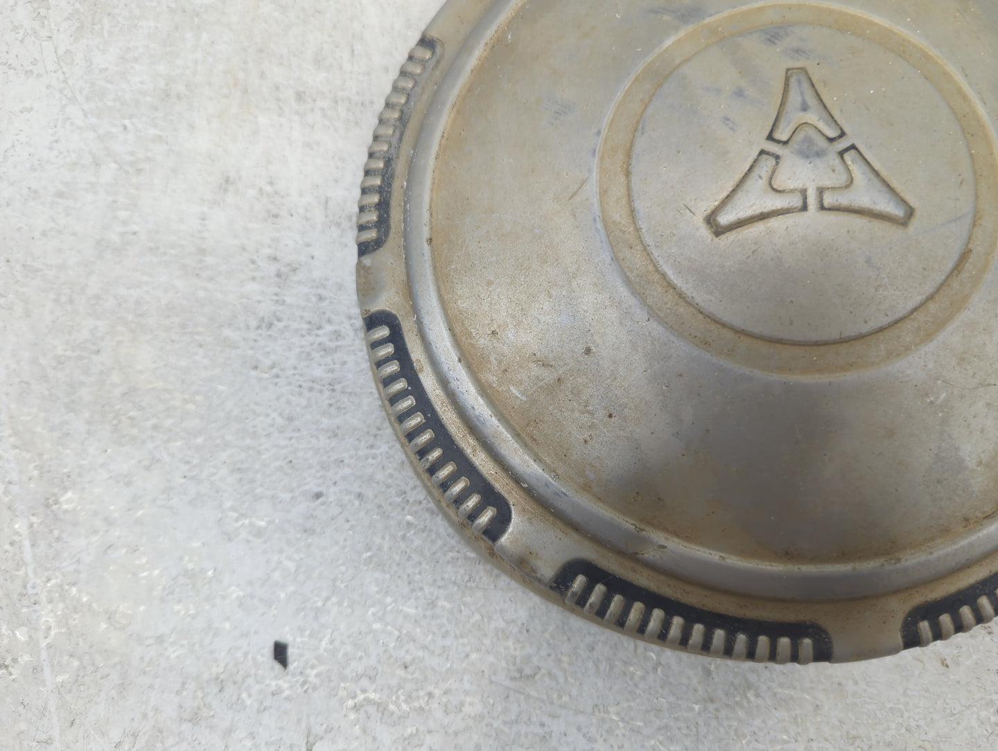 1981 Dodge D100 Center Cap Oem Chrome 1416020 - Oemusedautoparts1.com