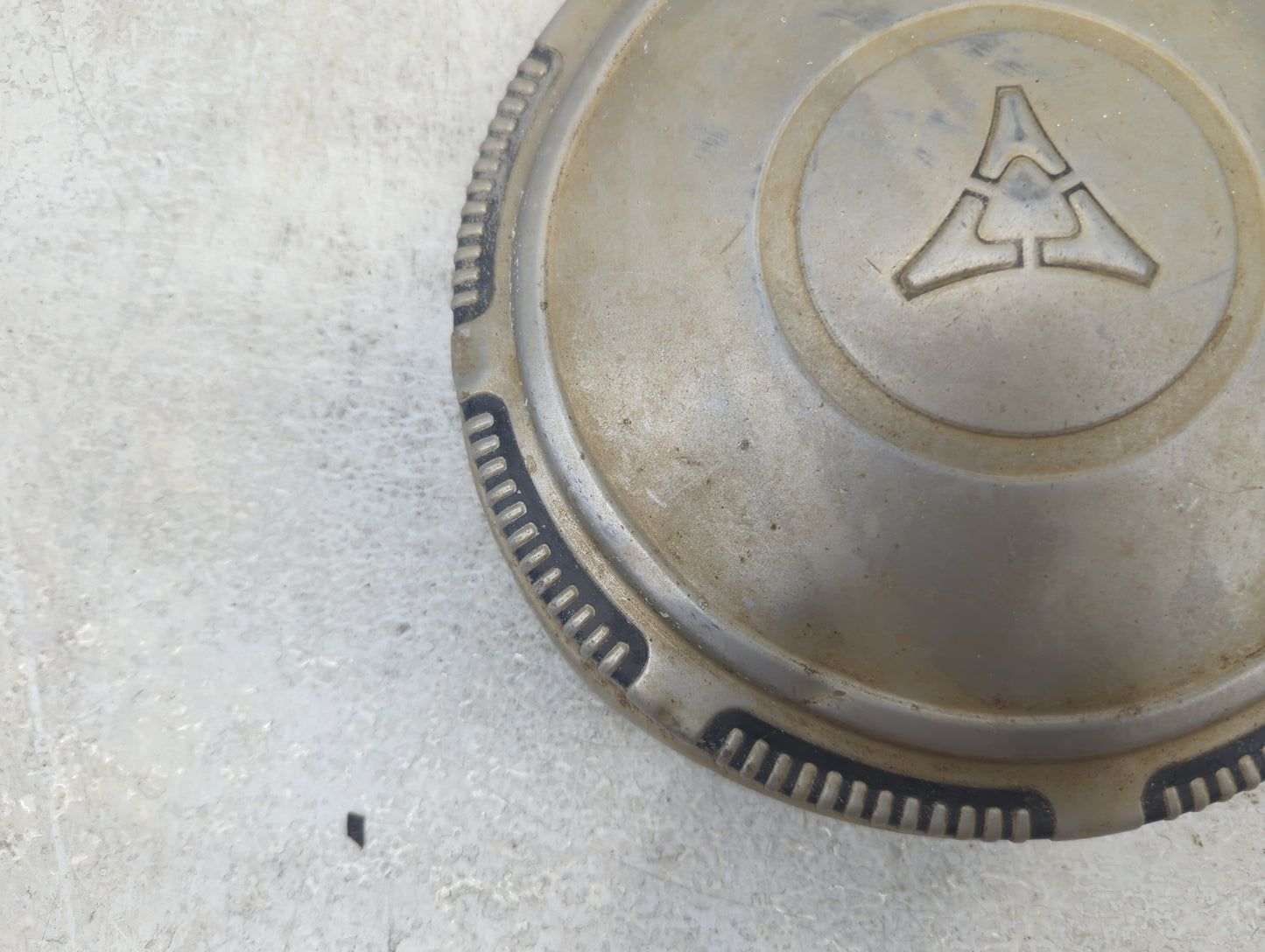 1981 Dodge D100 Center Cap Oem Chrome 1416020 - Oemusedautoparts1.com