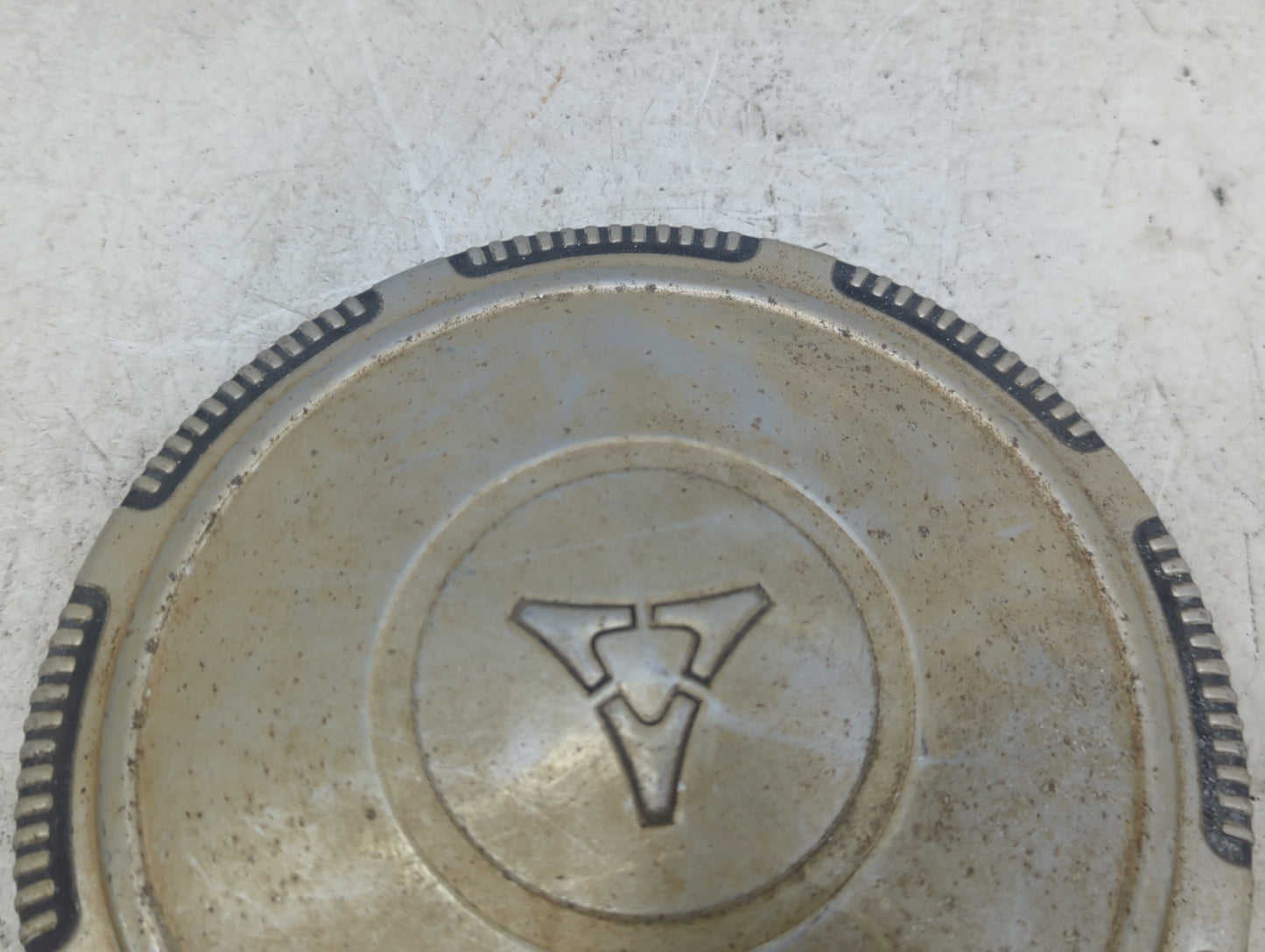 1981 Dodge D100 Center Cap Oem Chrome 1416021 - Oemusedautoparts1.com