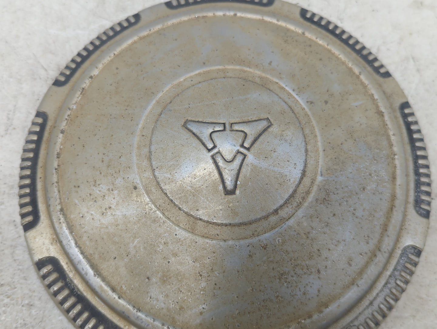 1981 Dodge D100 Center Cap Oem Chrome 1416021 - Oemusedautoparts1.com