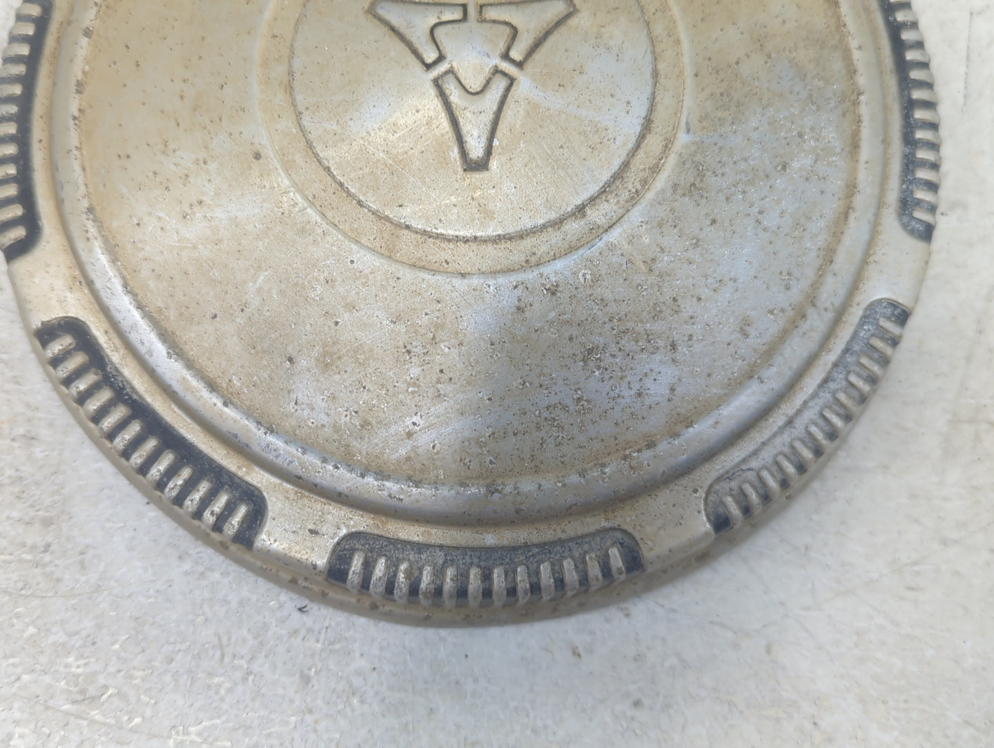 1981 Dodge D100 Center Cap Oem Chrome 1416021 - Oemusedautoparts1.com