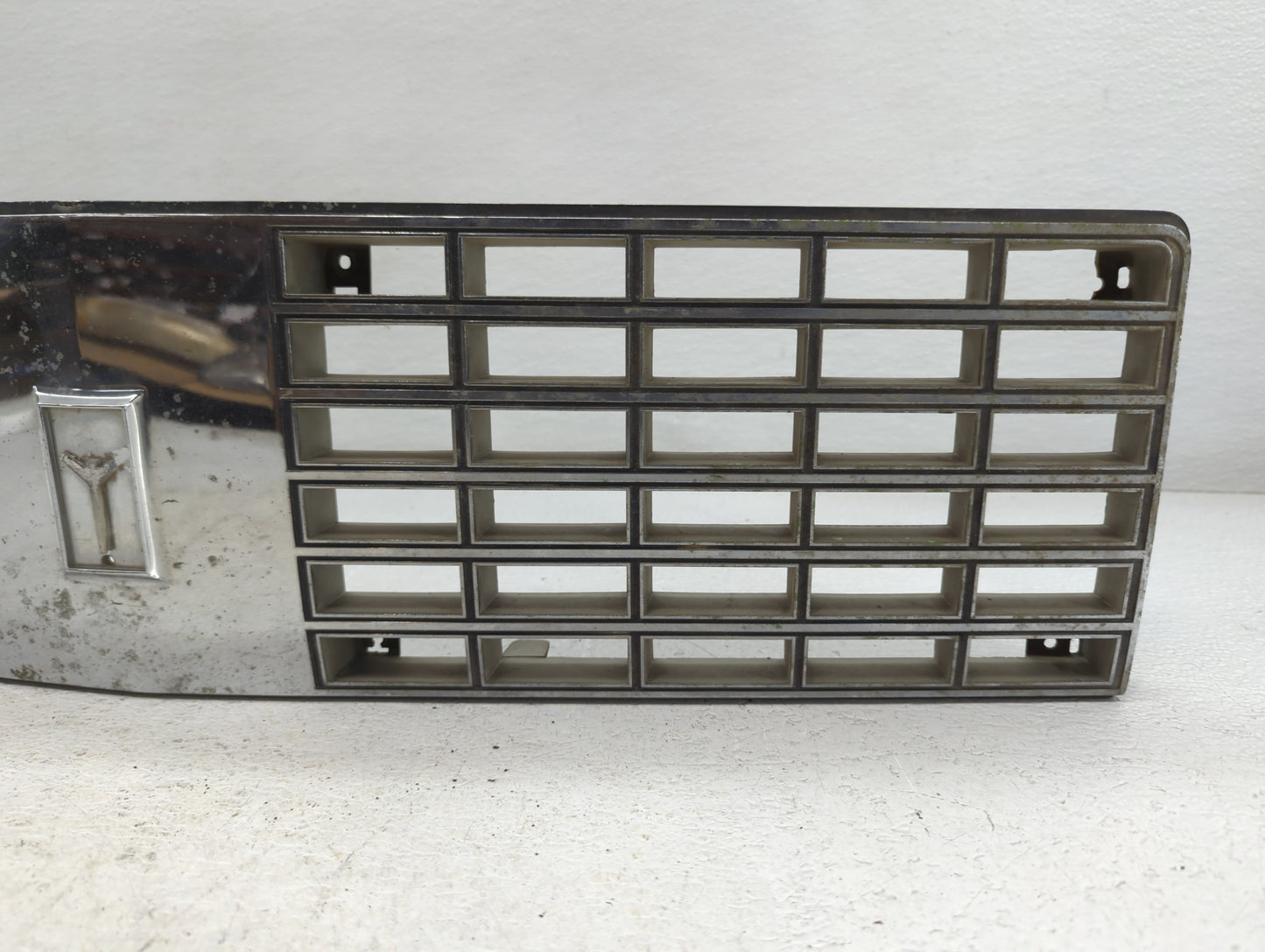 1984 Oldsmobile Cutlass Front Grille Bumper Not Included - Oemusedautoparts1.com