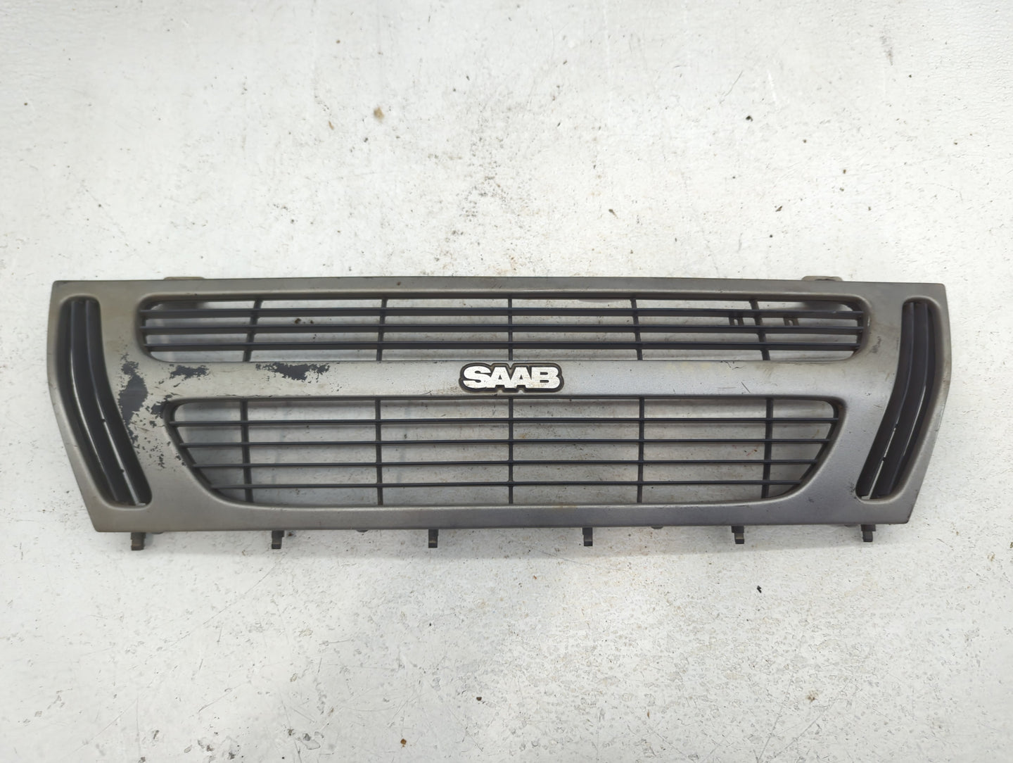 1984 Saab 900 Front Grille Bumper Not Included - Oemusedautoparts1.com