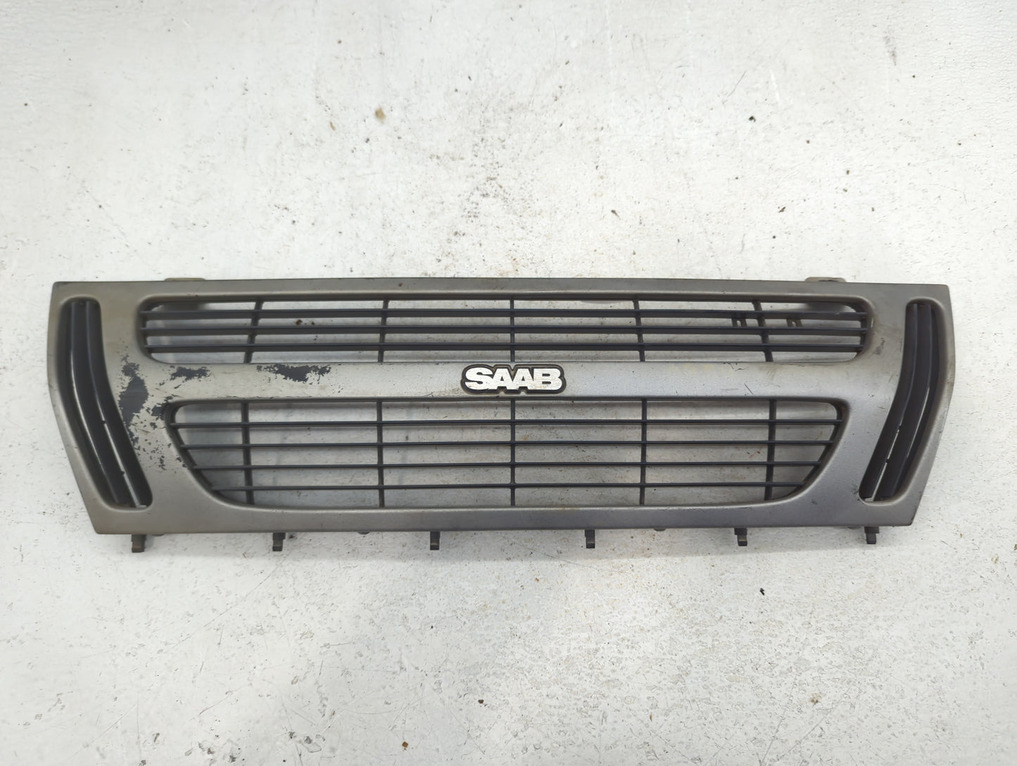 1984 Saab 900 Front Grille Bumper Not Included - Oemusedautoparts1.com
