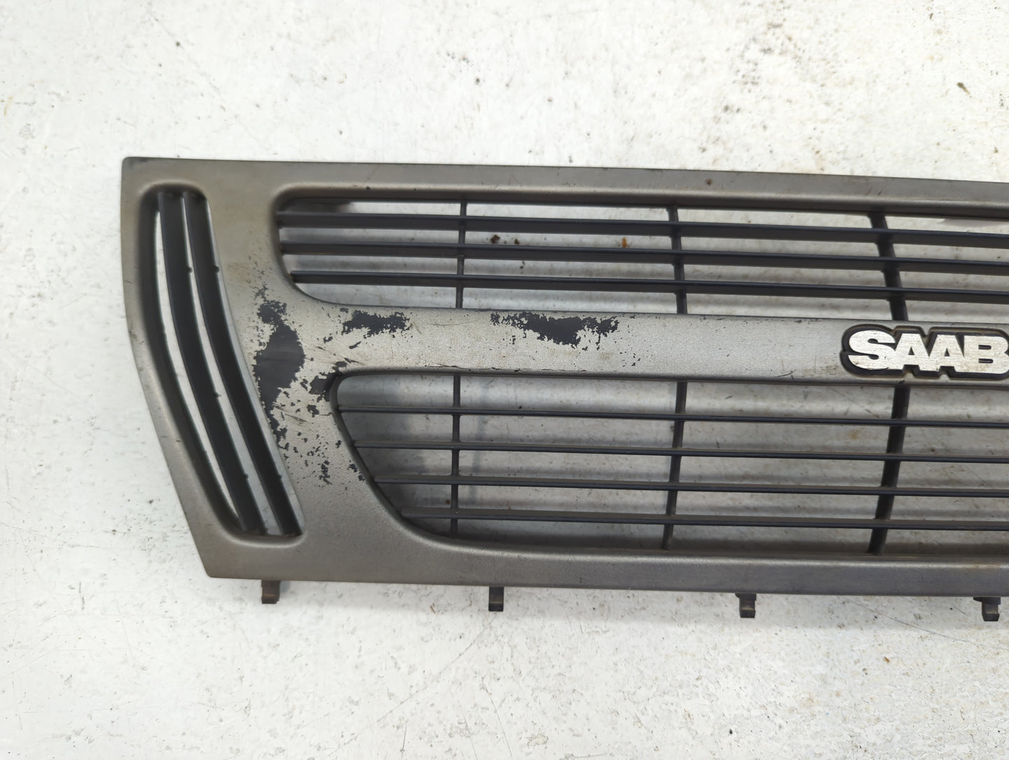 1984 Saab 900 Front Grille Bumper Not Included - Oemusedautoparts1.com