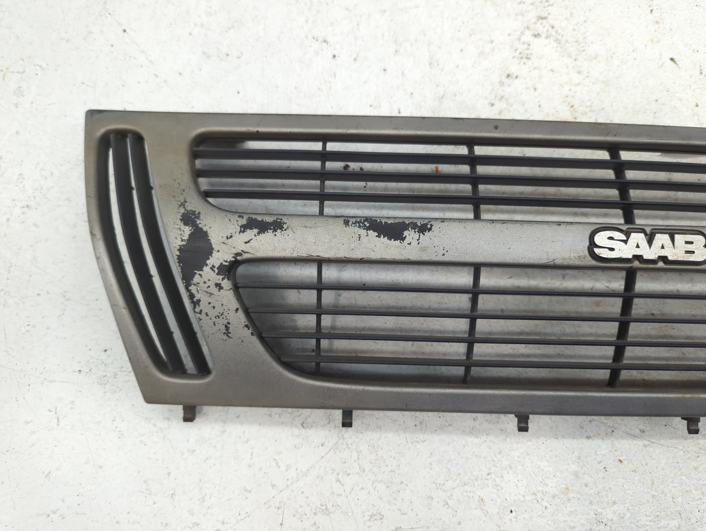 1984 Saab 900 Front Grille Bumper Not Included - Oemusedautoparts1.com