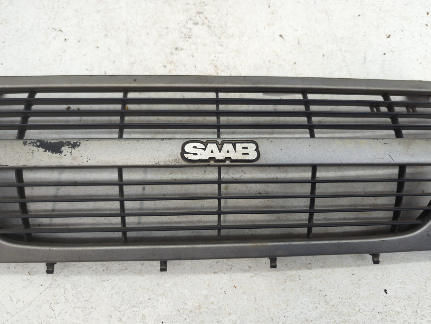 1984 Saab 900 Front Grille Bumper Not Included - Oemusedautoparts1.com