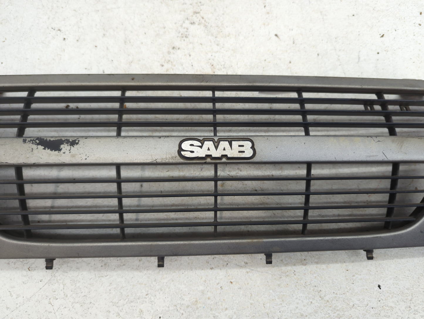 1984 Saab 900 Front Grille Bumper Not Included - Oemusedautoparts1.com