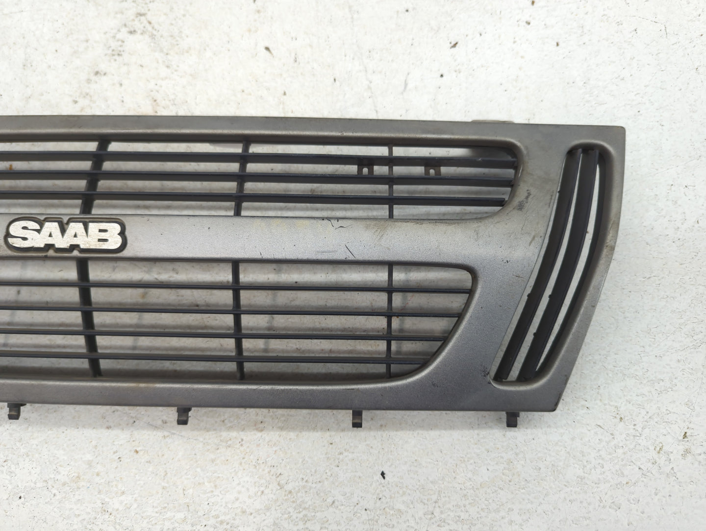 1984 Saab 900 Front Grille Bumper Not Included - Oemusedautoparts1.com