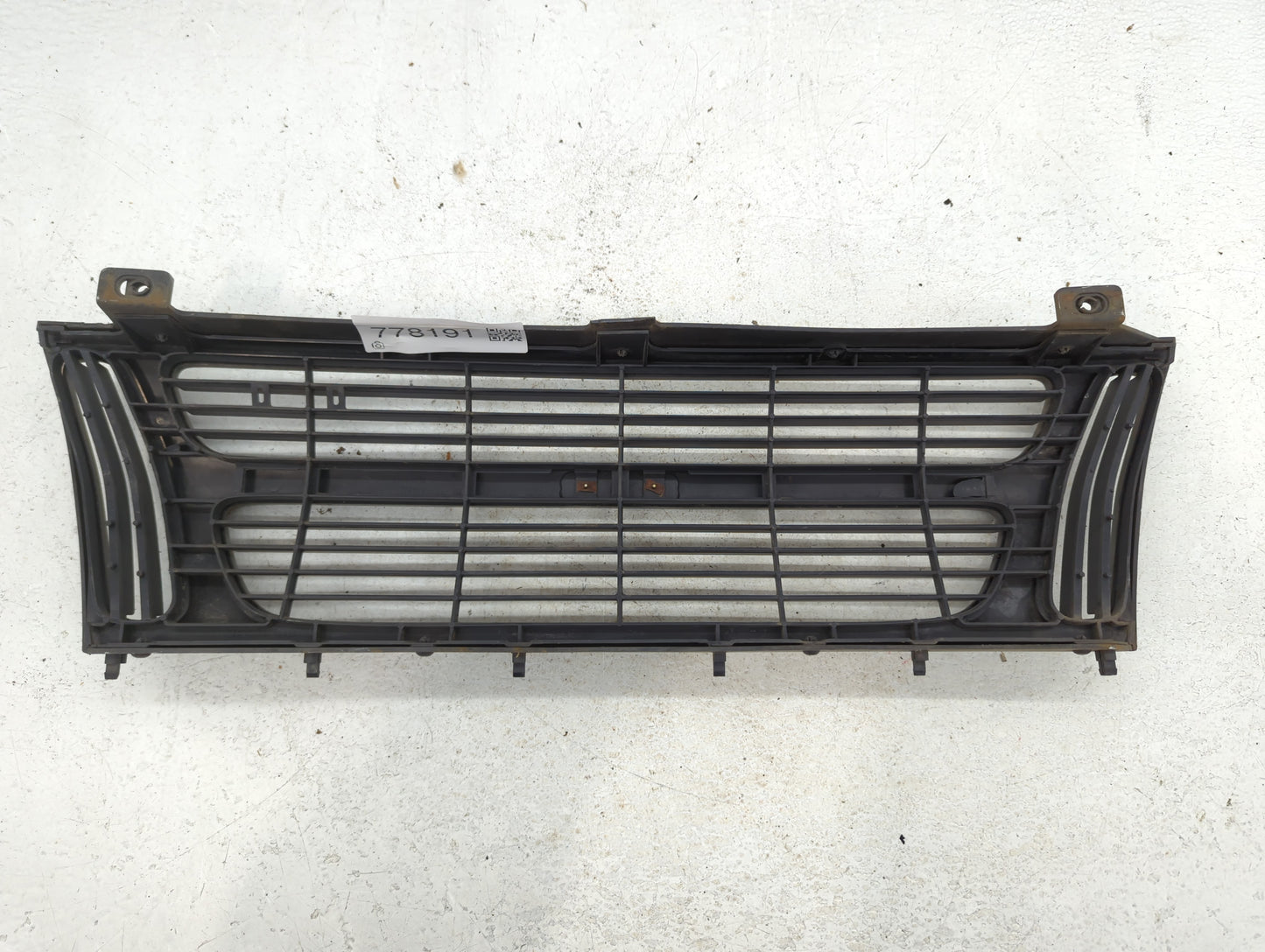 1984 Saab 900 Front Grille Bumper Not Included - Oemusedautoparts1.com
