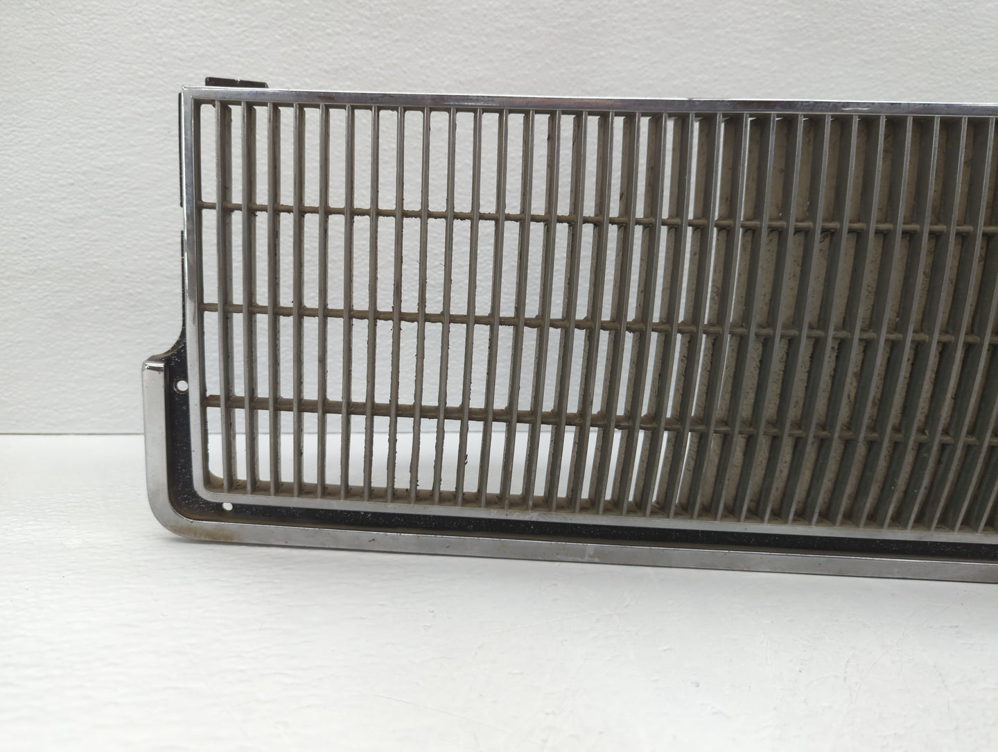 1986 Cadillac Deville Front Grille Bumper Not Included - Oemusedautoparts1.com