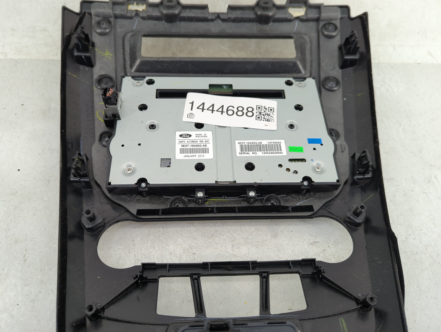 1987 Dodge Caravan Radio AM FM Cd Player Receiver Replacement P/N:9E5T-18A802-AE Fits OEM Used Auto Parts - Oemusedautoparts
