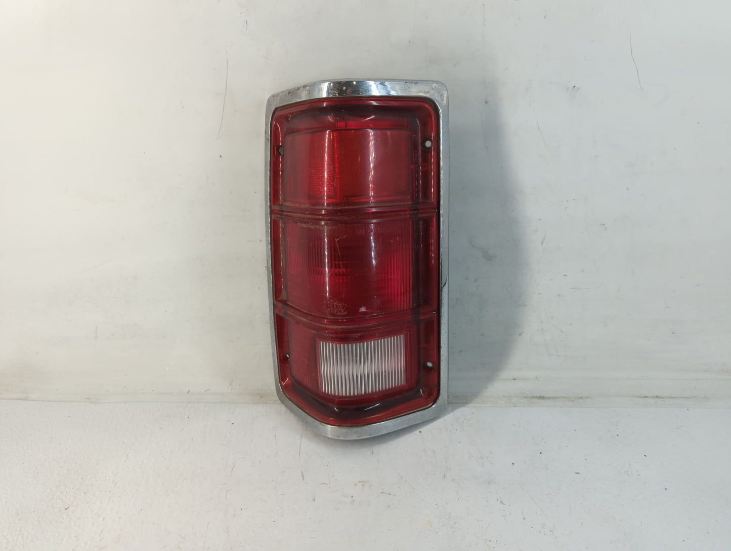 1988 Dodge Dakota Tail Light Assembly Driver Left OEM P/N:82897 lh -2 Fits OEM Used Auto Parts - Oemusedautoparts1.com