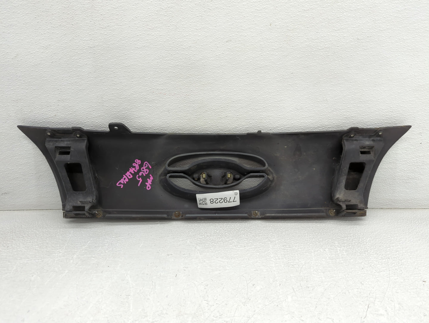 1988 Ford Taurus Front Grille Bumper Not Included - Oemusedautoparts1.com