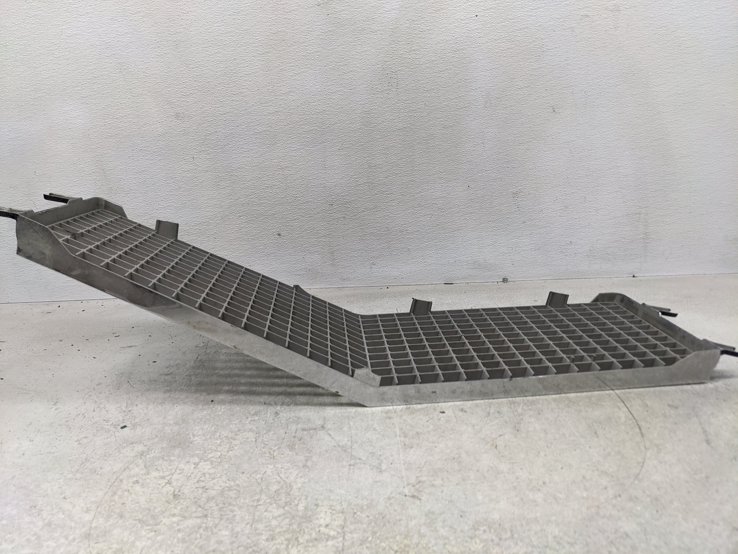 1990 Cadillac Brougham Front Grille Bumper Not Included - Oemusedautoparts1.com