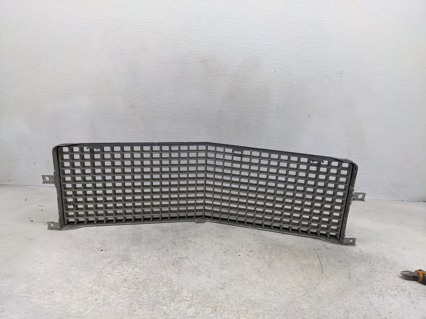 1990 Cadillac Brougham Front Grille Bumper Not Included - Oemusedautoparts1.com