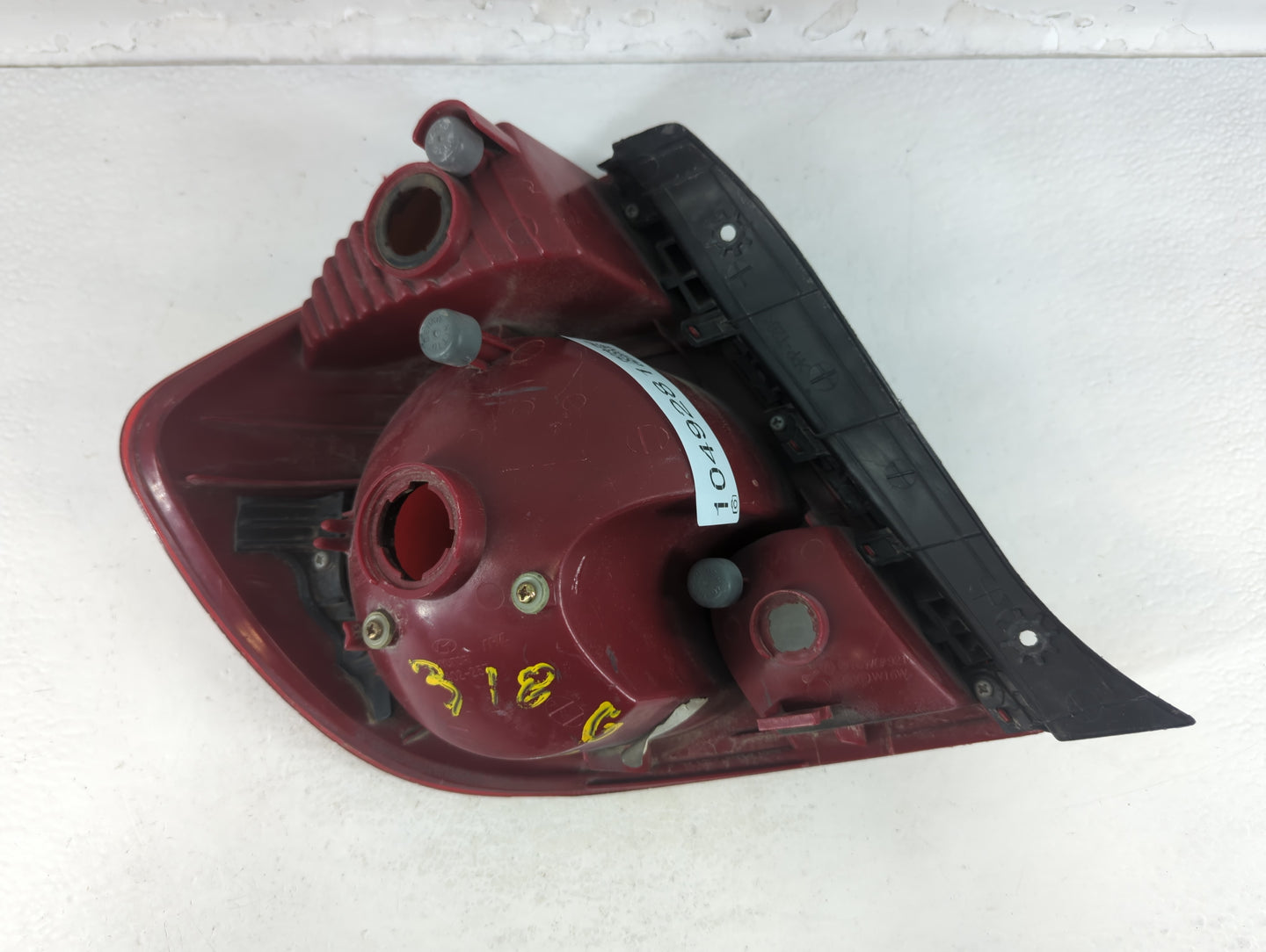 1987-1995 Nissan Pathfinder Tail Light Assembly Passenger Right OEM P/N:92402-257 Fits OEM Used Auto Parts - Oemusedautopart