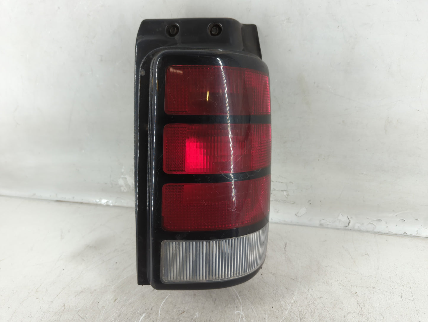 1992 Dodge Grand Caravan Tail Light Assembly Driver Left OEM P/N:1911011-13 55062, 4399724 Fits OEM Used Auto Parts - Oemuse