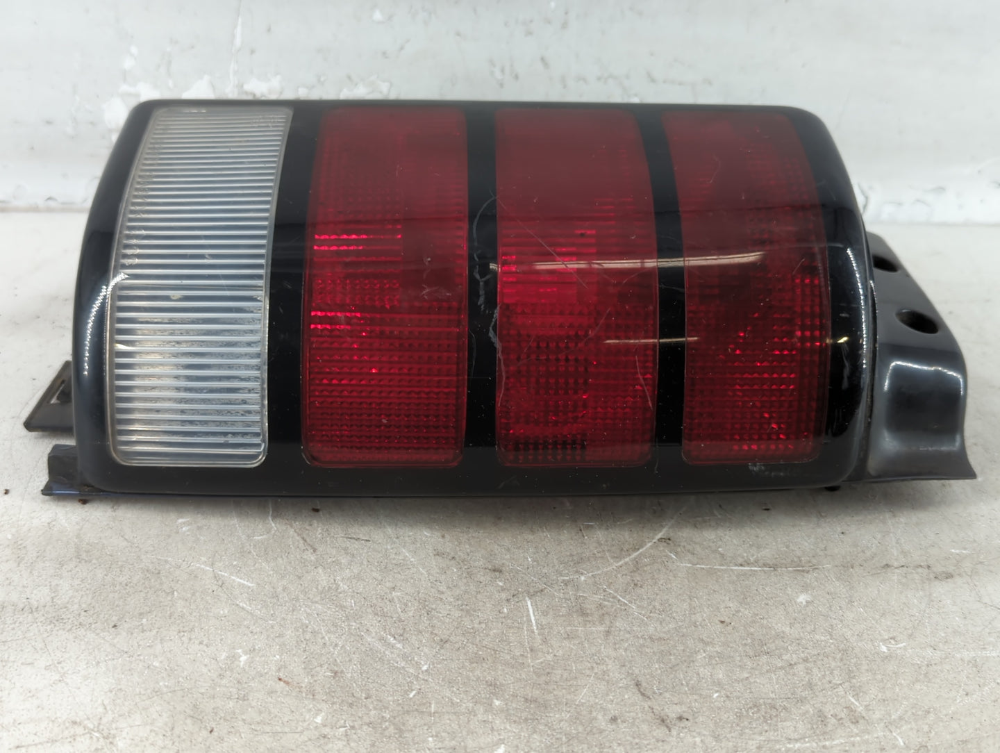 1992 Dodge Grand Caravan Tail Light Assembly Driver Left OEM P/N:1911011-13 55062, 4399724 Fits OEM Used Auto Parts - Oemuse