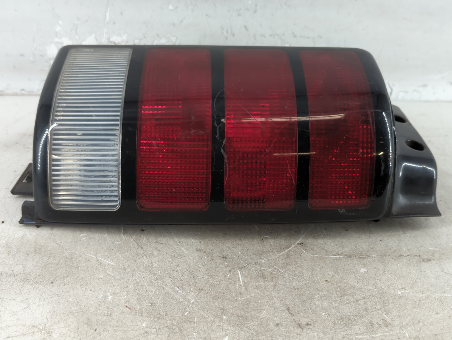 1992 Dodge Grand Caravan Tail Light Assembly Driver Left OEM P/N:1911011-13 55062, 4399724 Fits OEM Used Auto Parts - Oemuse
