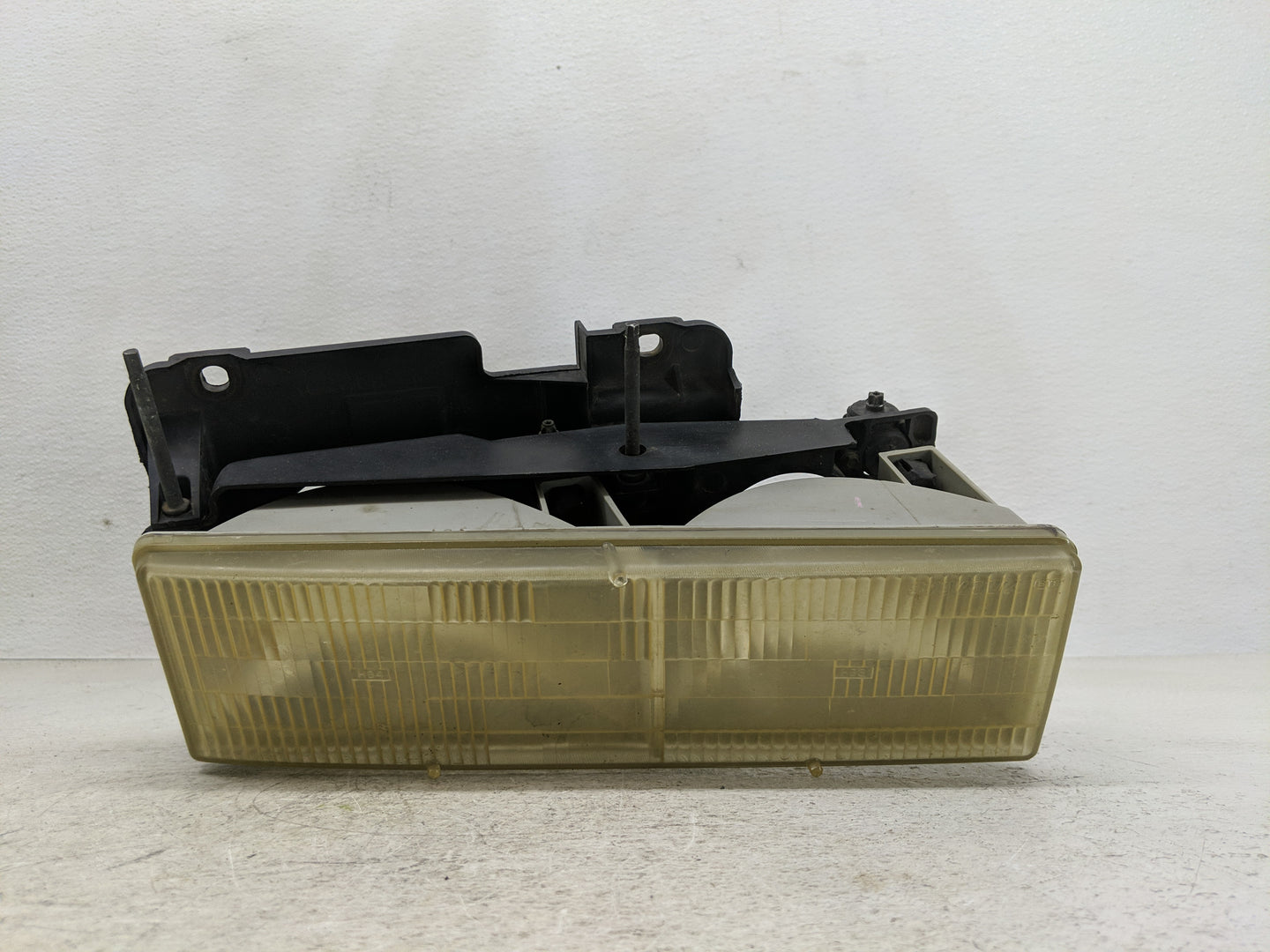 Gmc 1500 Passenger Right Oem Head Light Headlight Lamp - Oemusedautoparts1.com