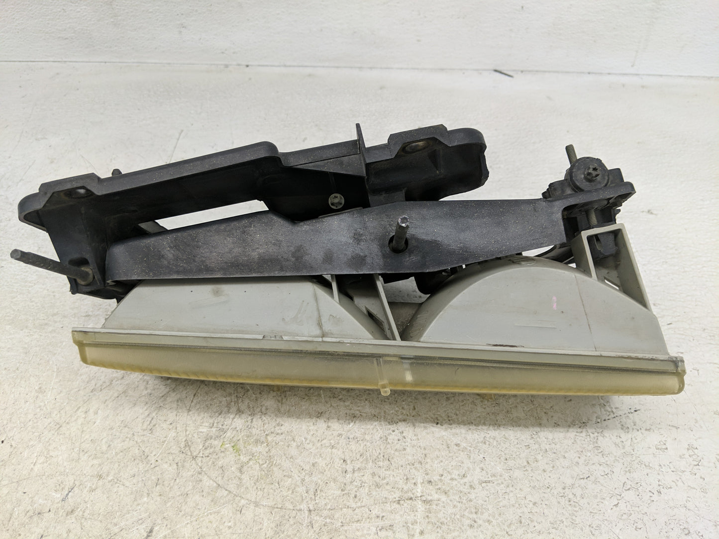 Gmc 1500 Passenger Right Oem Head Light Headlight Lamp - Oemusedautoparts1.com