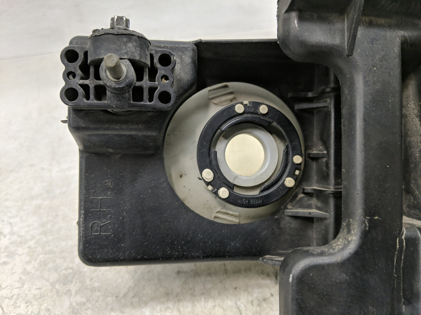 Gmc 1500 Passenger Right Oem Head Light Headlight Lamp - Oemusedautoparts1.com