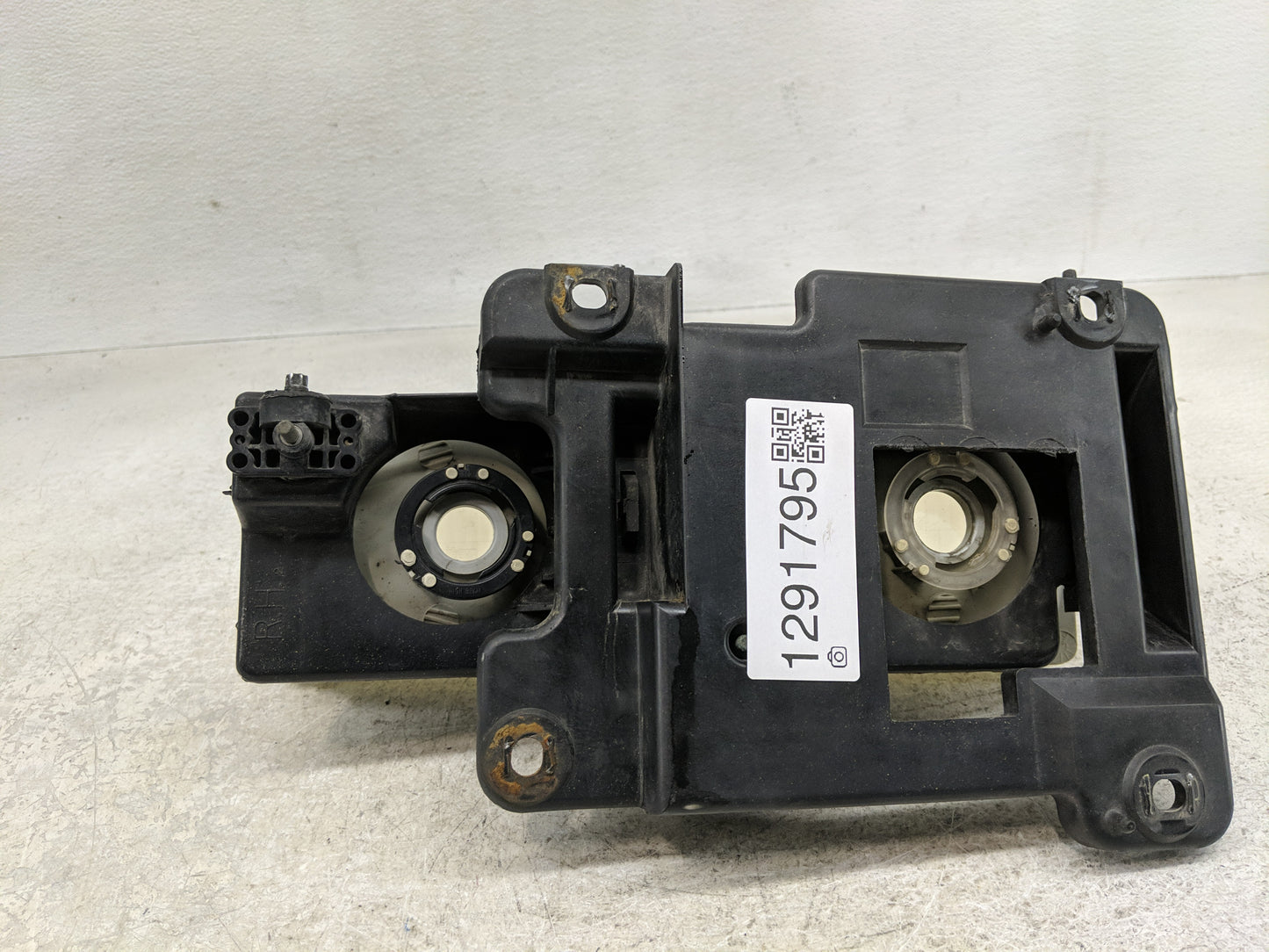 Gmc 1500 Passenger Right Oem Head Light Headlight Lamp - Oemusedautoparts1.com